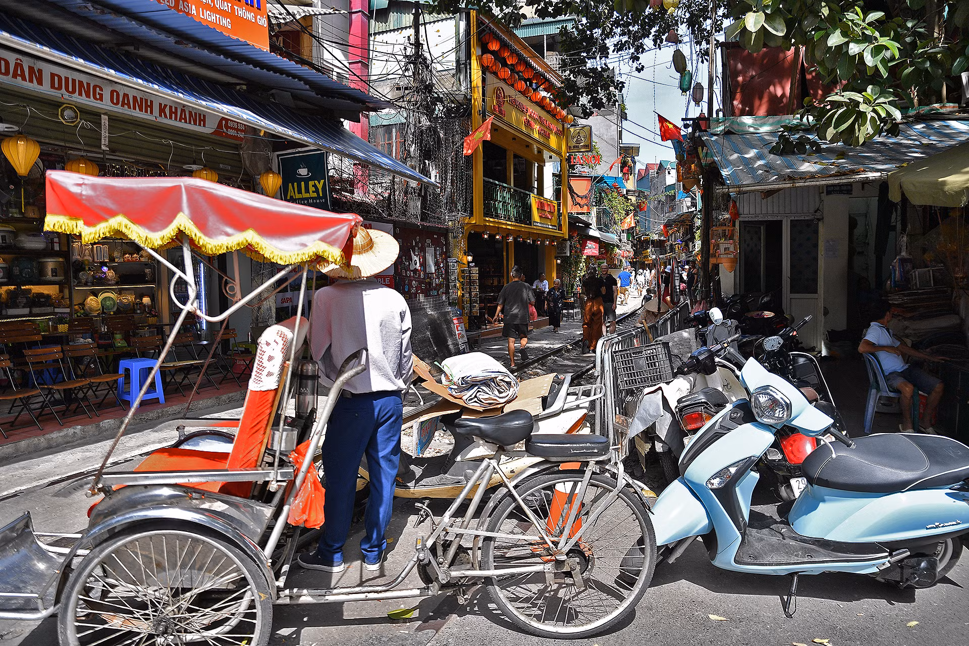 Thực tế, sự phát triển của khu tổ hợp "cà phê đường tàu" đã kéo theo không ít những loại hình dịch vụ du lịch "ăn theo". Ví dụ như trong ảnh là một người lái xích lô đang chờ đợi, mời chào khách ngay trên đường ray tàu hỏa đoạn đi qua phố Trần Phú. Tất nhiên, các hoạt động tương tự thường xuyên gây ách tắc cục bộ, làm ảnh hưởng tiêu cực đến giao thông công cộng.