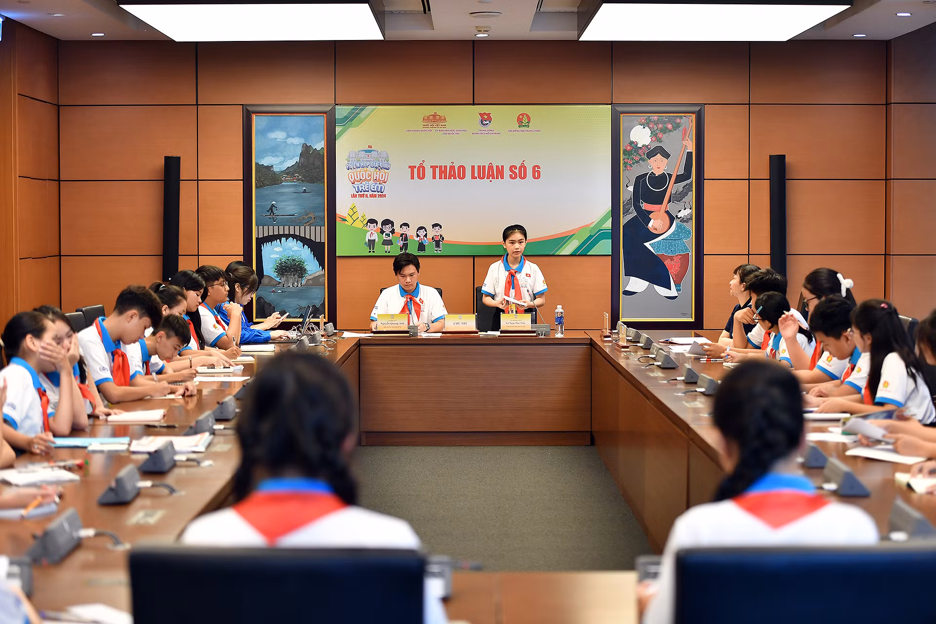 Mỗi tổ thảo luận có 2 đại biểu điều hành. Các đại biểu phát biểu ý kiến bằng cách giơ tay.