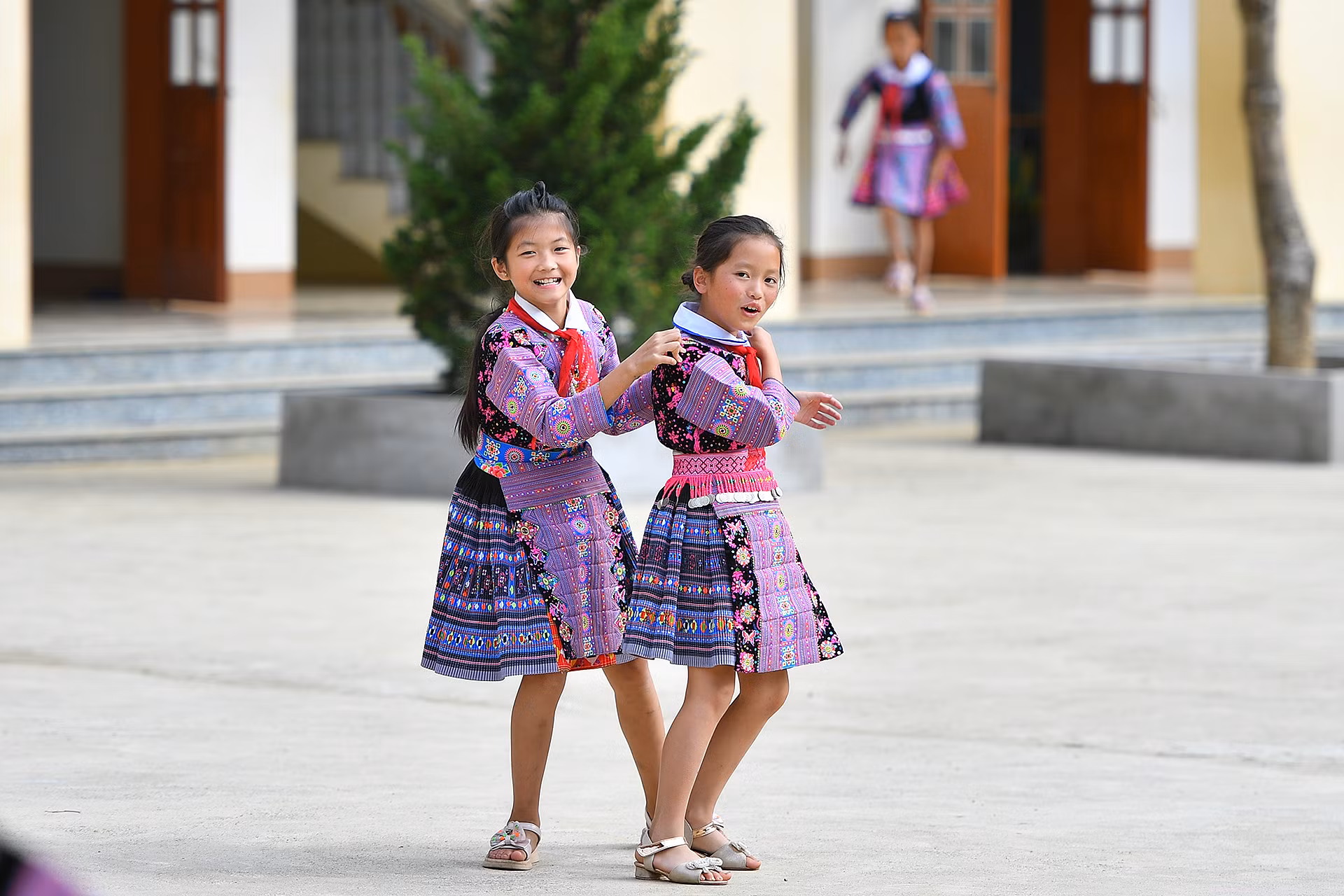 Vì vậy, các thầy, cô giáo thường phải đến từng nhà để động viên các em đến trường. Với sự kiên trì của nhà trường, những năm gần đây, tình trạng bỏ học ở học sinh dân tộc thiểu số đã giảm dần, sĩ số các lớp thường được duy trì ở mức từ 95% trở lên. Vì vậy, các thầy, cô giáo thường phải đến từng nhà để động viên các em đến trường. Với sự kiên trì của nhà trường, những năm gần đây, tình trạng bỏ học ở học sinh dân tộc thiểu số đã giảm dần, sĩ số các lớp thường được duy trì ở mức từ 95% trở lên.
