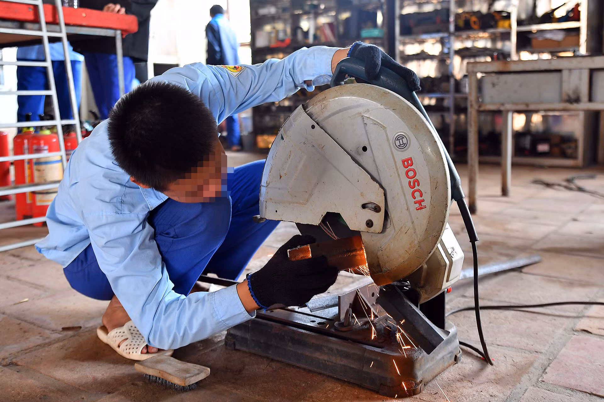Những trở ngại ấy không những không làm Đại úy Trần Đại Lượng e ngại, mà trái lại đã củng cố quyết tâm gieo mầm thiện lương trong "đàn con thơ" của mình. "Giáo dục các em chính là cứu cuộc đời, là mang lại hạnh phúc cho gia đình các em và đồng thời mang lại bình yên cho xã hội", anh chia sẻ. Những trở ngại ấy không những không làm Đại úy Trần Đại Lượng e ngại, mà trái lại đã củng cố quyết tâm gieo mầm thiện lương trong "đàn con thơ" của mình. "Giáo dục các em chính là cứu cuộc đời, là mang lại hạnh phúc cho gia đình các em và đồng thời mang lại bình yên cho xã hội", anh chia sẻ.