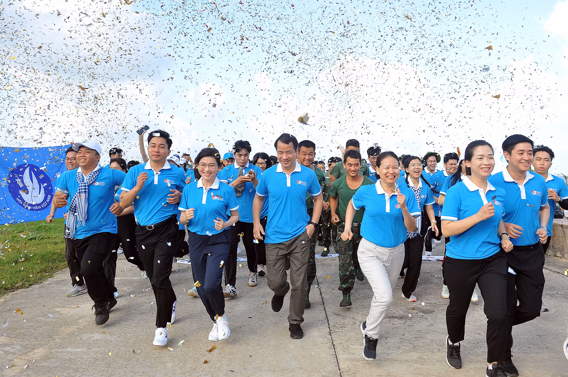 Bí thư Trung ương Đoàn, Trưởng đoàn Hành trình "Sinh viên với biển, đảo Tổ quốc" năm 2024 Ngô Văn Cương (đứng giữa) và các đại biểu trong khoảnh khắc xuất phát.