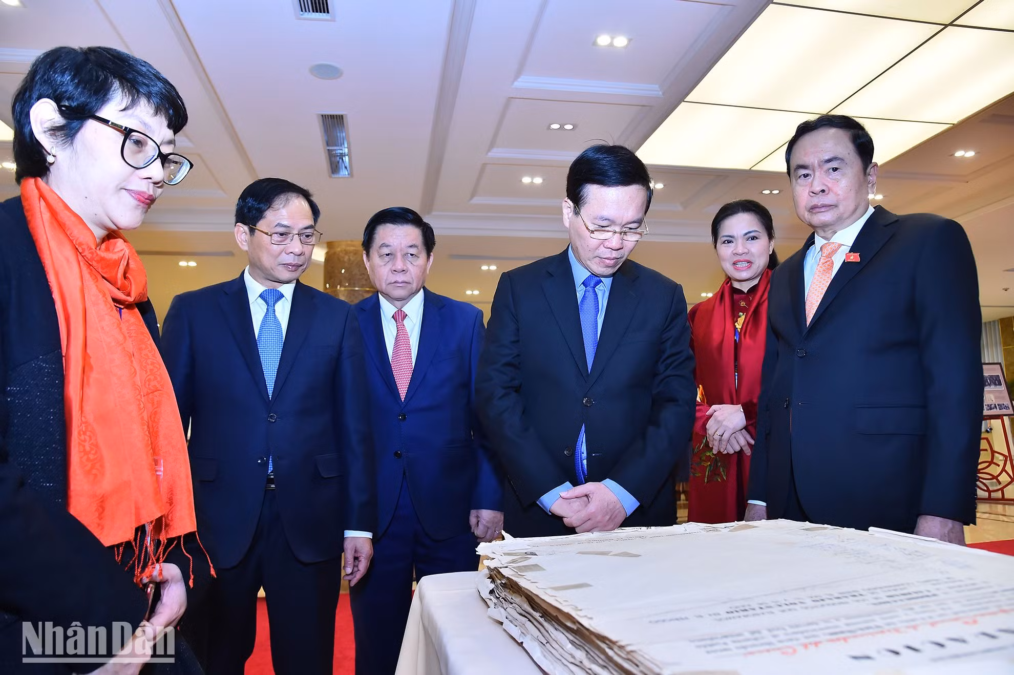 Các đồng chí lãnh đạo Đảng, Nhà nước tham quan cuốn sổ tay một vạn chữ ký của nhân dân Cuba dành tặng Việt Nam.