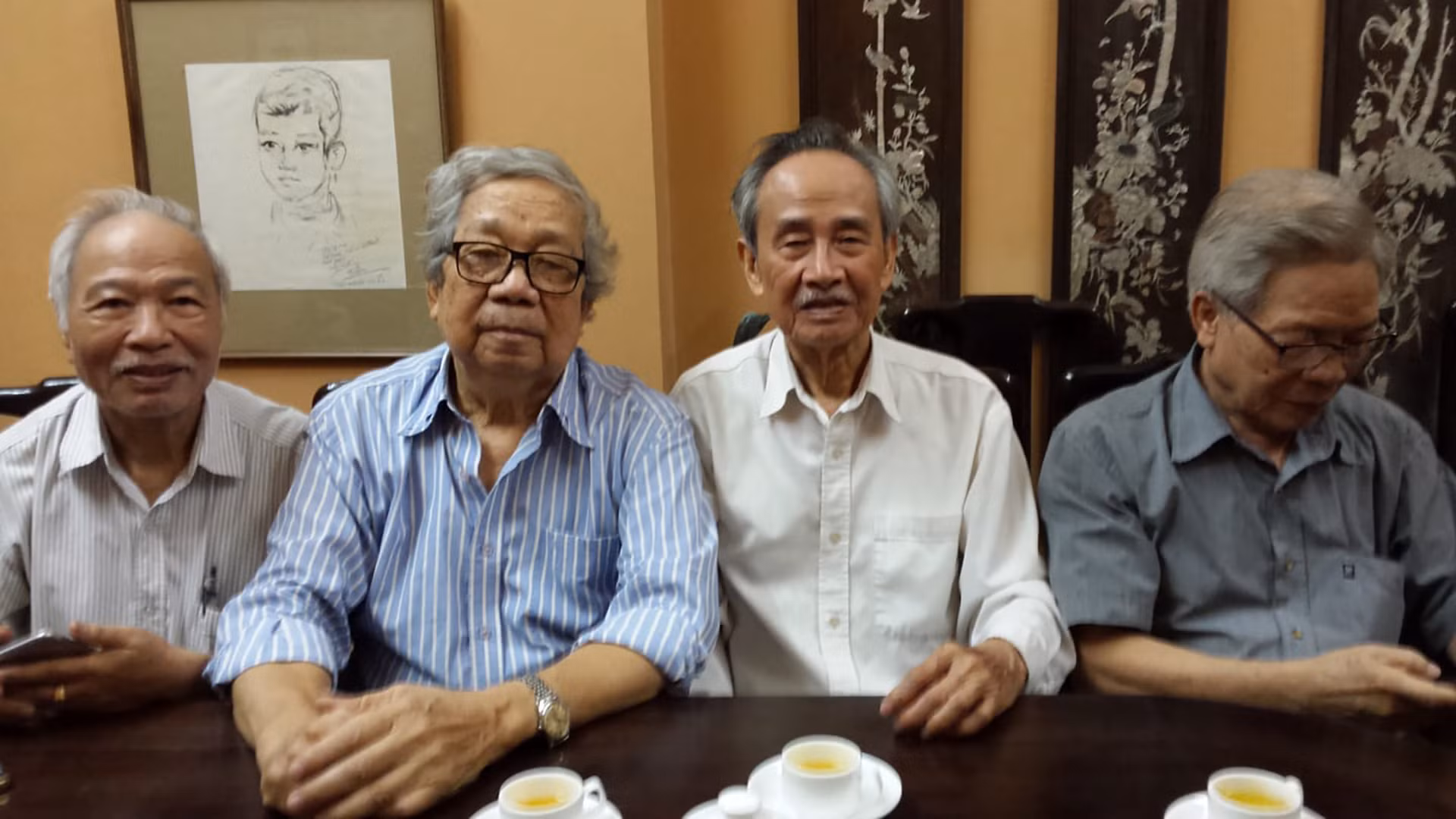 Ông Đạt (ngoài cùng bên trái) và ông Tạc (thứ hai từ phải sang) cùng nhớ về ký ức xưa.