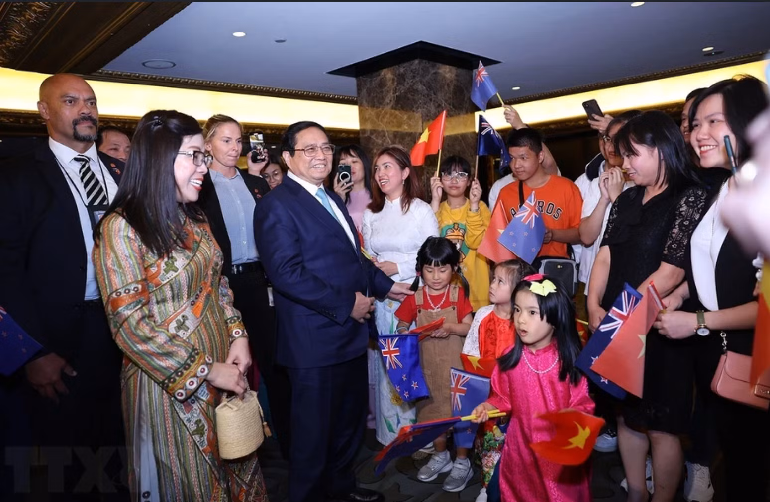 Cộng đồng người Việt Nam tại New Zealand đón Thủ tướng Phạm Minh Chính và Phu nhân. Ảnh: TTXVN. Cộng đồng người Việt Nam tại New Zealand đón Thủ tướng Phạm Minh Chính và Phu nhân. Ảnh: TTXVN.