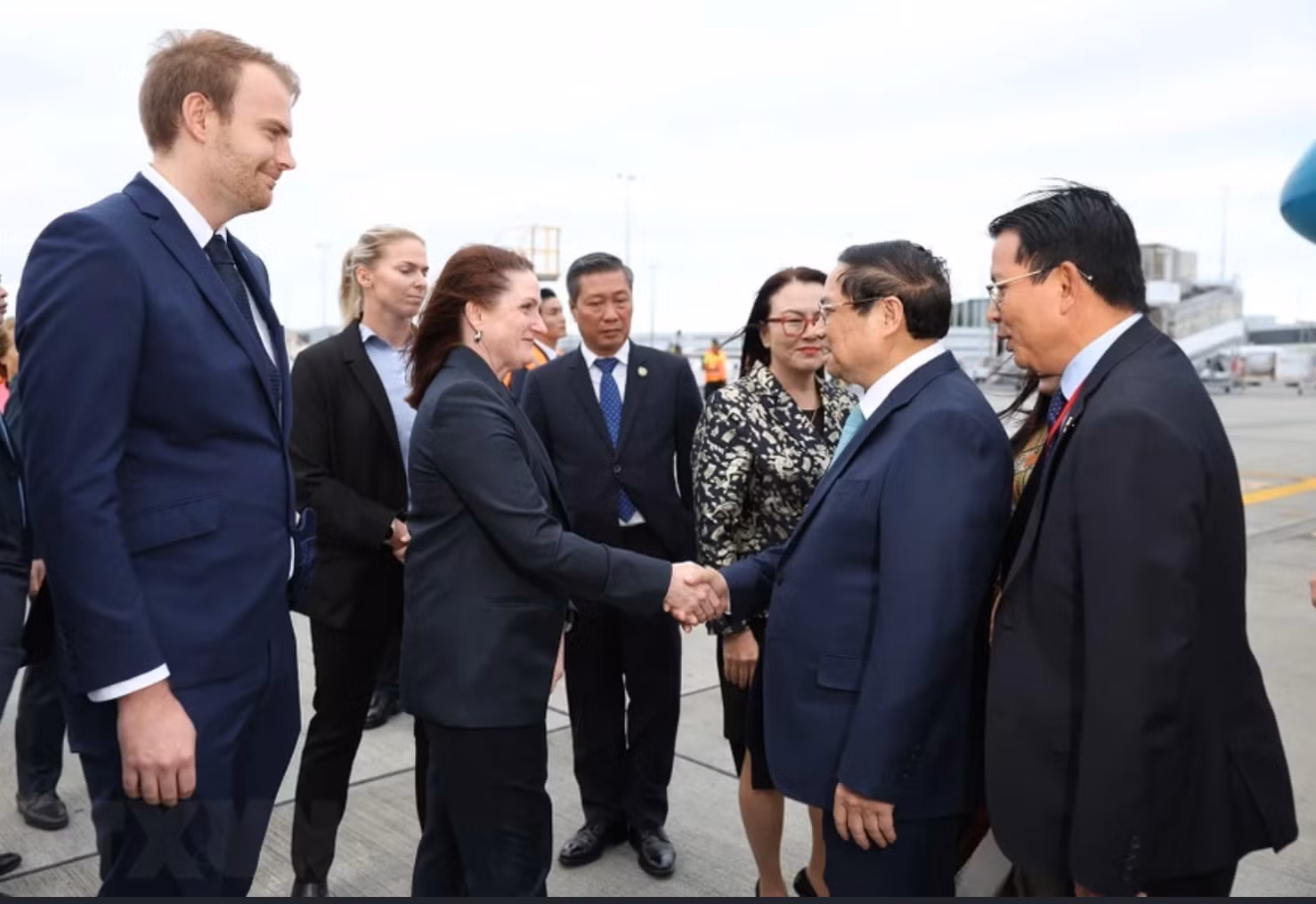 Quan chức New Zealand đón Thủ tướng Phạm Minh Chính và Phu nhân tại sân bay Auckland. Ảnh: TTXVN. Quan chức New Zealand đón Thủ tướng Phạm Minh Chính và Phu nhân tại sân bay Auckland. Ảnh: TTXVN.