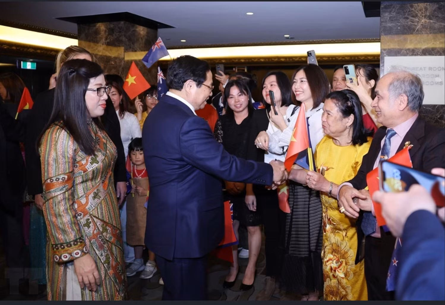 Cộng đồng người Việt Nam tại New Zealand đón Thủ tướng Phạm Minh Chính và Phu nhân. Ảnh: TTXVN. Cộng đồng người Việt Nam tại New Zealand đón Thủ tướng Phạm Minh Chính và Phu nhân. Ảnh: TTXVN.