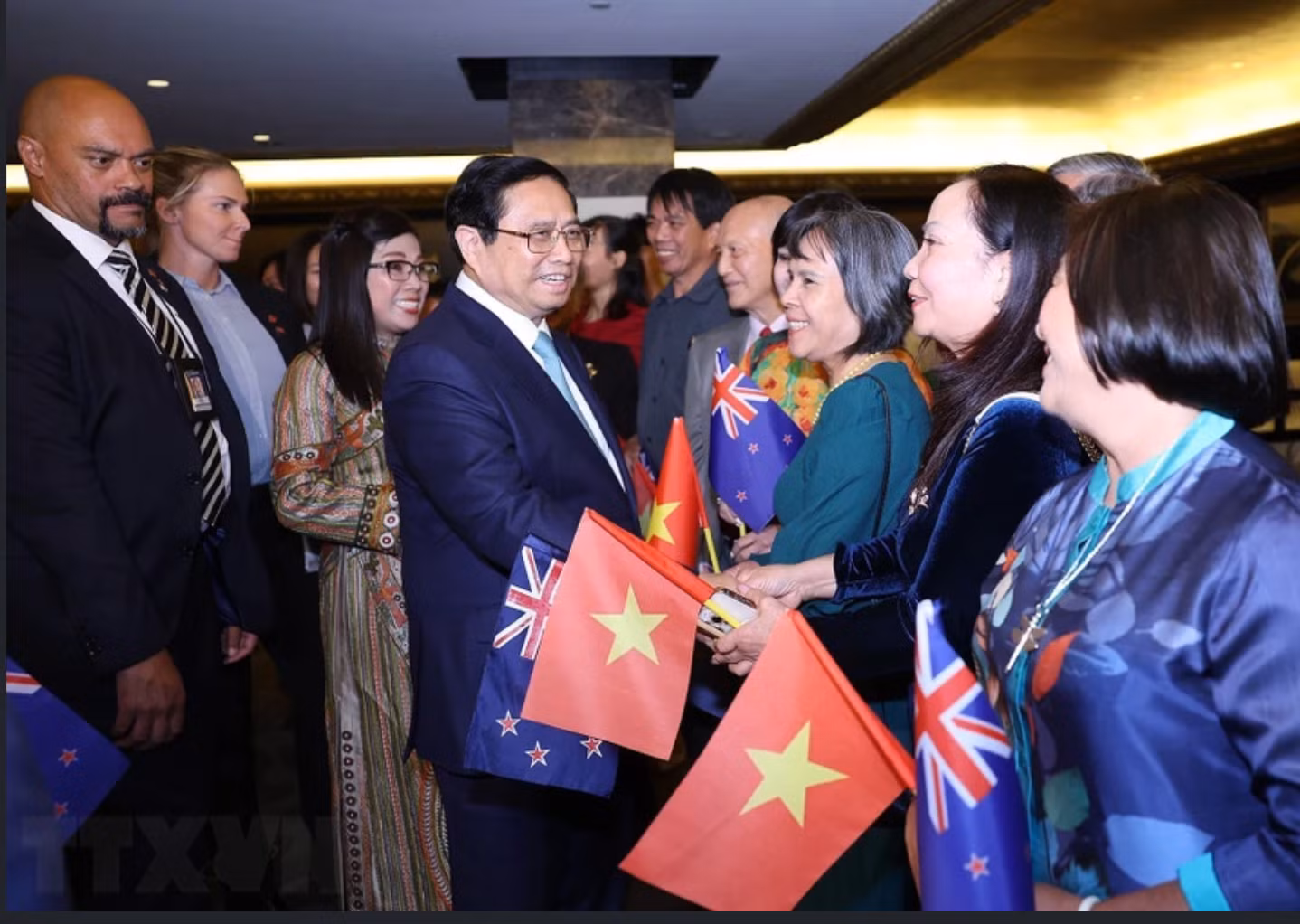 Cộng đồng người Việt Nam tại New Zealand đón Thủ tướng Phạm Minh Chính và Phu nhân. Ảnh: TTXVN. Cộng đồng người Việt Nam tại New Zealand đón Thủ tướng Phạm Minh Chính và Phu nhân. Ảnh: TTXVN.