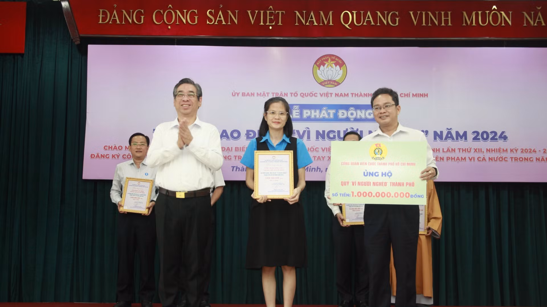 Tiếp nhận ủng hộ của các tổ chức, đơn vị, cá nhân tại Lễ phát động Tháng cao điểm “Vì người nghèo” năm 2024.