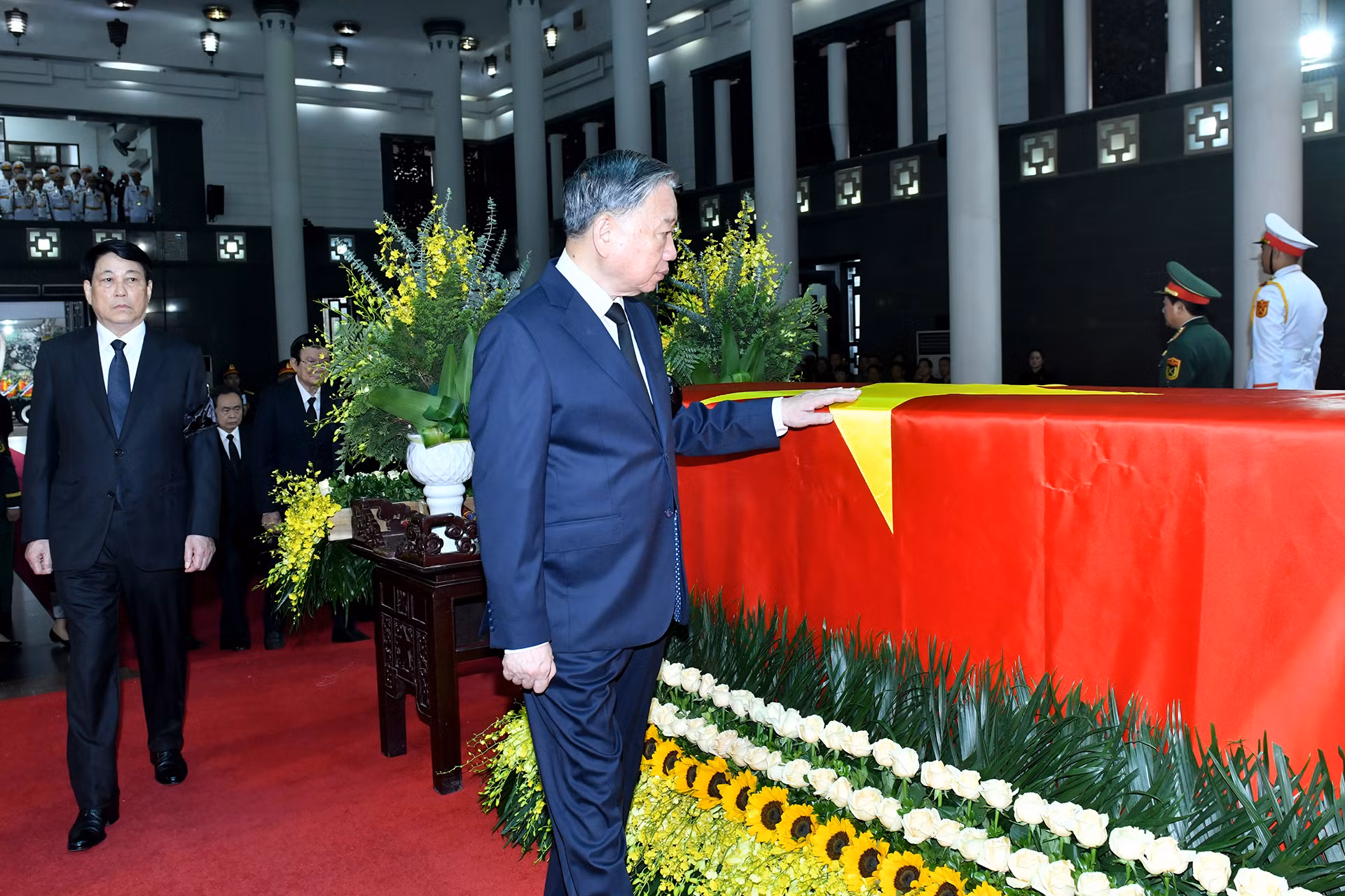 Tổng Bí thư Tô Lâm, Chủ tịch nước Lương Cường cùng các đại biểu đi vòng quanh linh cữu lần cuối, tiễn biệt nguyên Chủ tịch nước Trần Đức Lương. (Ảnh: ĐĂNG KHOA) Tổng Bí thư Tô Lâm, Chủ tịch nước Lương Cường cùng các đại biểu đi vòng quanh linh cữu lần cuối, tiễn biệt nguyên Chủ tịch nước Trần Đức Lương. (Ảnh: ĐĂNG KHOA)