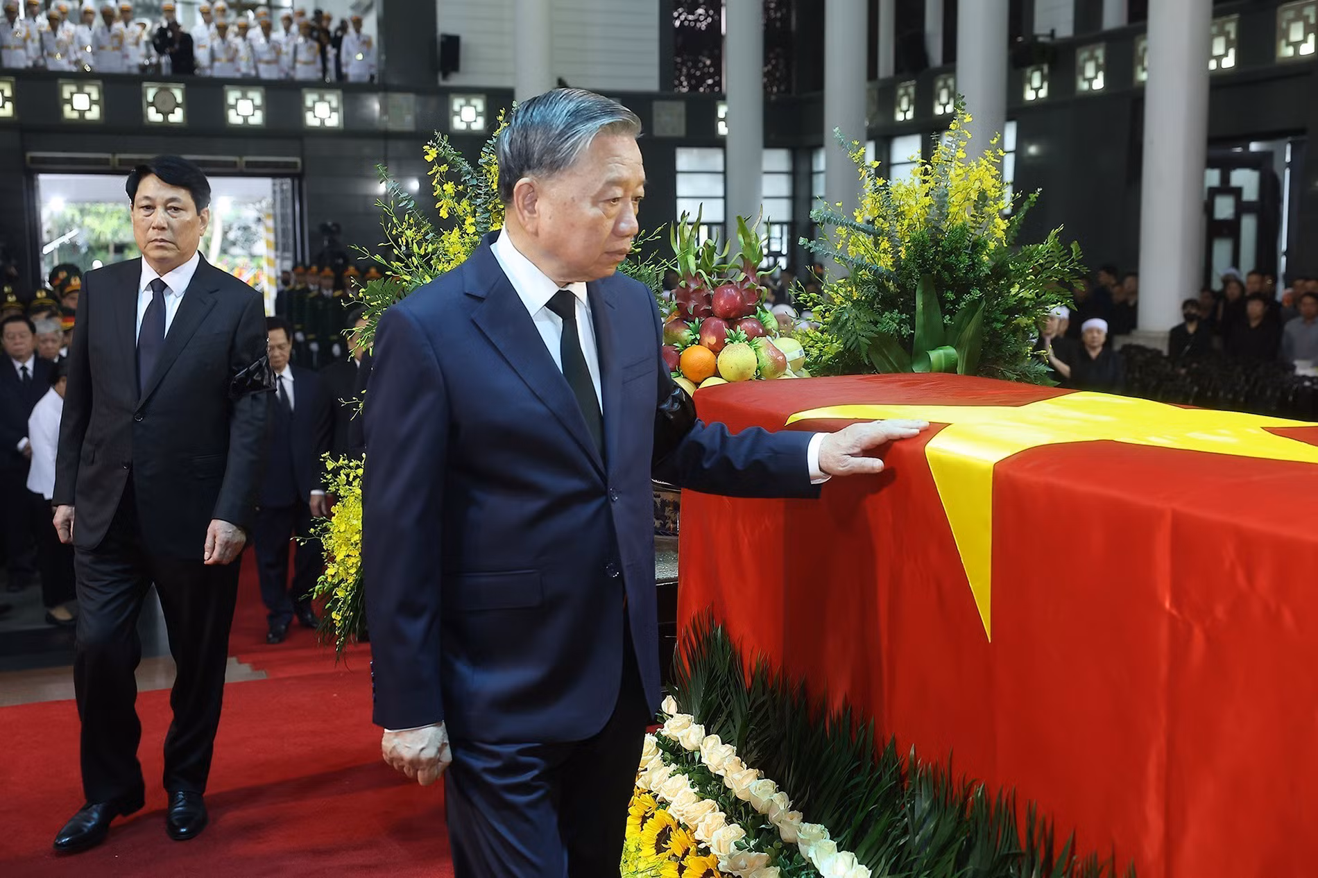 Tổng Bí thư Tô Lâm, Chủ tịch nước Lương Cường cùng các đại biểu đi vòng quanh linh cữu lần cuối, tiễn biệt nguyên Chủ tịch nước Trần Đức Lương. (Ảnh: TTXVN) Tổng Bí thư Tô Lâm, Chủ tịch nước Lương Cường cùng các đại biểu đi vòng quanh linh cữu lần cuối, tiễn biệt nguyên Chủ tịch nước Trần Đức Lương. (Ảnh: TTXVN)