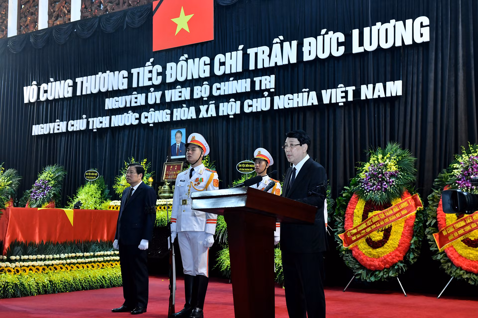 Chủ tịch nước Lương Cường đọc Lời điếu tại Lễ truy điệu nguyên Chủ tịch nước Trần Đức Lương. (Ảnh: ĐĂNG KHOA) Chủ tịch nước Lương Cường đọc Lời điếu tại Lễ truy điệu nguyên Chủ tịch nước Trần Đức Lương. (Ảnh: ĐĂNG KHOA)
