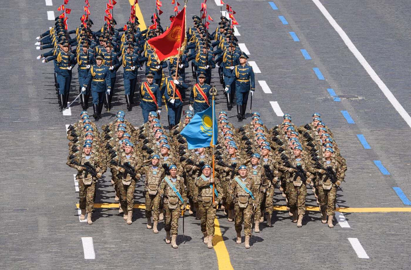 Đoàn Kazakhstan (đi trước). Đoàn Kazakhstan (đi trước).
