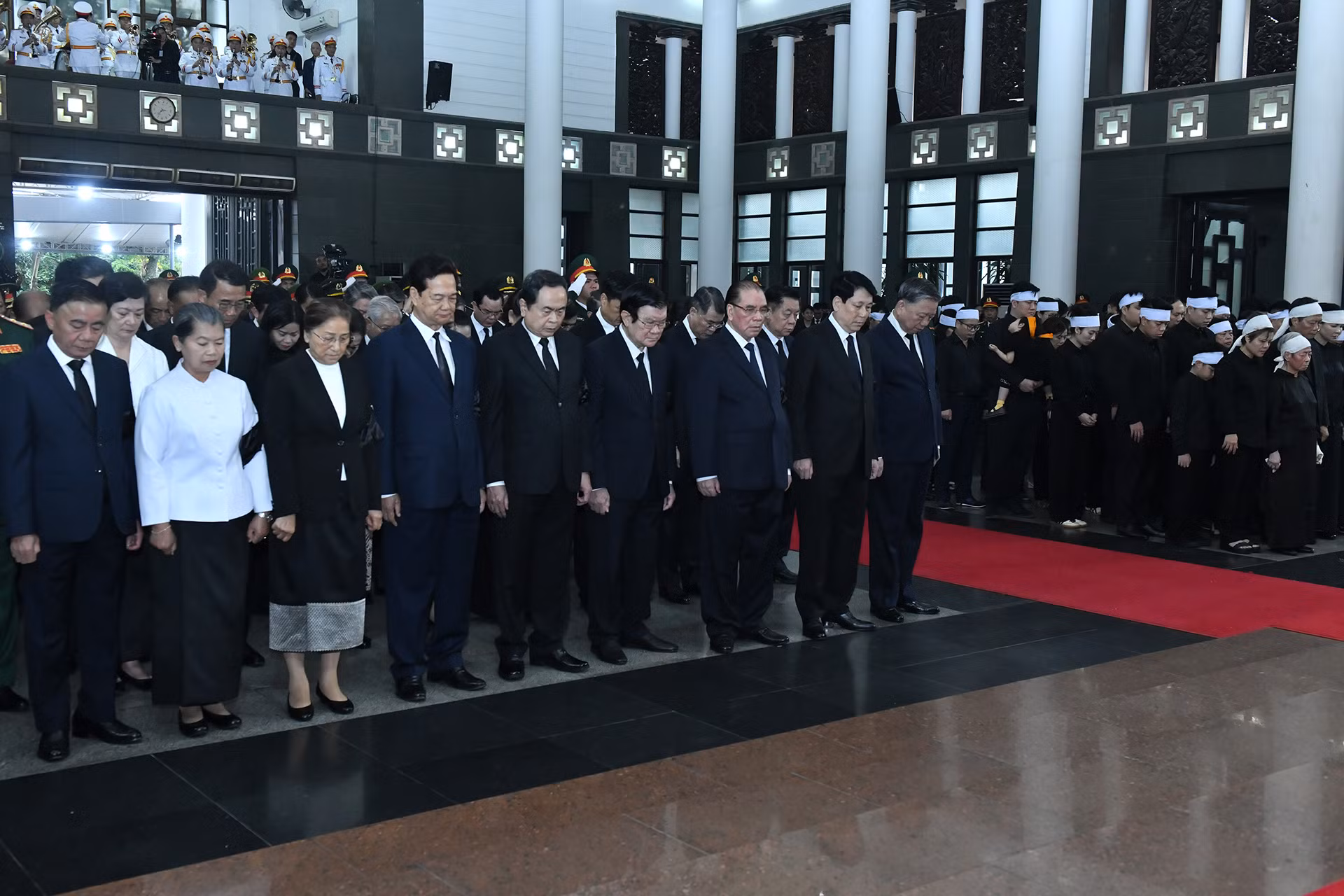 Các đồng chí lãnh đạo, nguyên lãnh đạo Đảng, Nhà nước dành một phút mặc niệm tưởng nhớ nguyên Chủ tịch nước Trần Đức Lương. (Ảnh: ĐĂNG KHOA) Các đồng chí lãnh đạo, nguyên lãnh đạo Đảng, Nhà nước dành một phút mặc niệm tưởng nhớ nguyên Chủ tịch nước Trần Đức Lương. (Ảnh: ĐĂNG KHOA)
