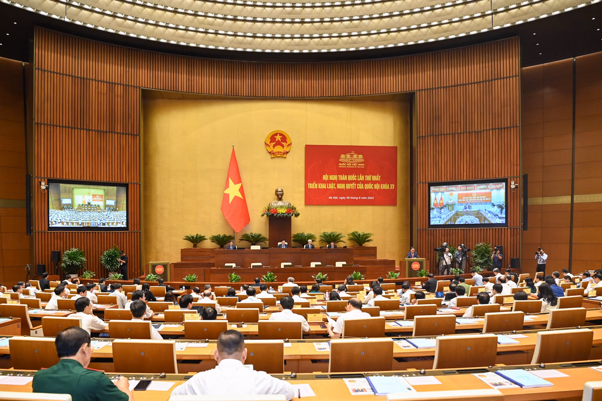 Hội nghị toàn quốc lần thứ nhất triển khai luật, nghị quyết của Quốc hội khóa XV để quán triệt và triển khai các luật, nghị quyết được thông qua tại Kỳ họp thứ 5, đồng thời đánh giá việc thực hiện các luật, nghị quyết được Quốc hội ban hành từ đầu nhiệm kỳ đến hết Kỳ họp thứ 4. Hội nghị toàn quốc lần thứ nhất triển khai luật, nghị quyết của Quốc hội khóa XV để quán triệt và triển khai các luật, nghị quyết được thông qua tại Kỳ họp thứ 5, đồng thời đánh giá việc thực hiện các luật, nghị quyết được Quốc hội ban hành từ đầu nhiệm kỳ đến hết Kỳ họp thứ 4.