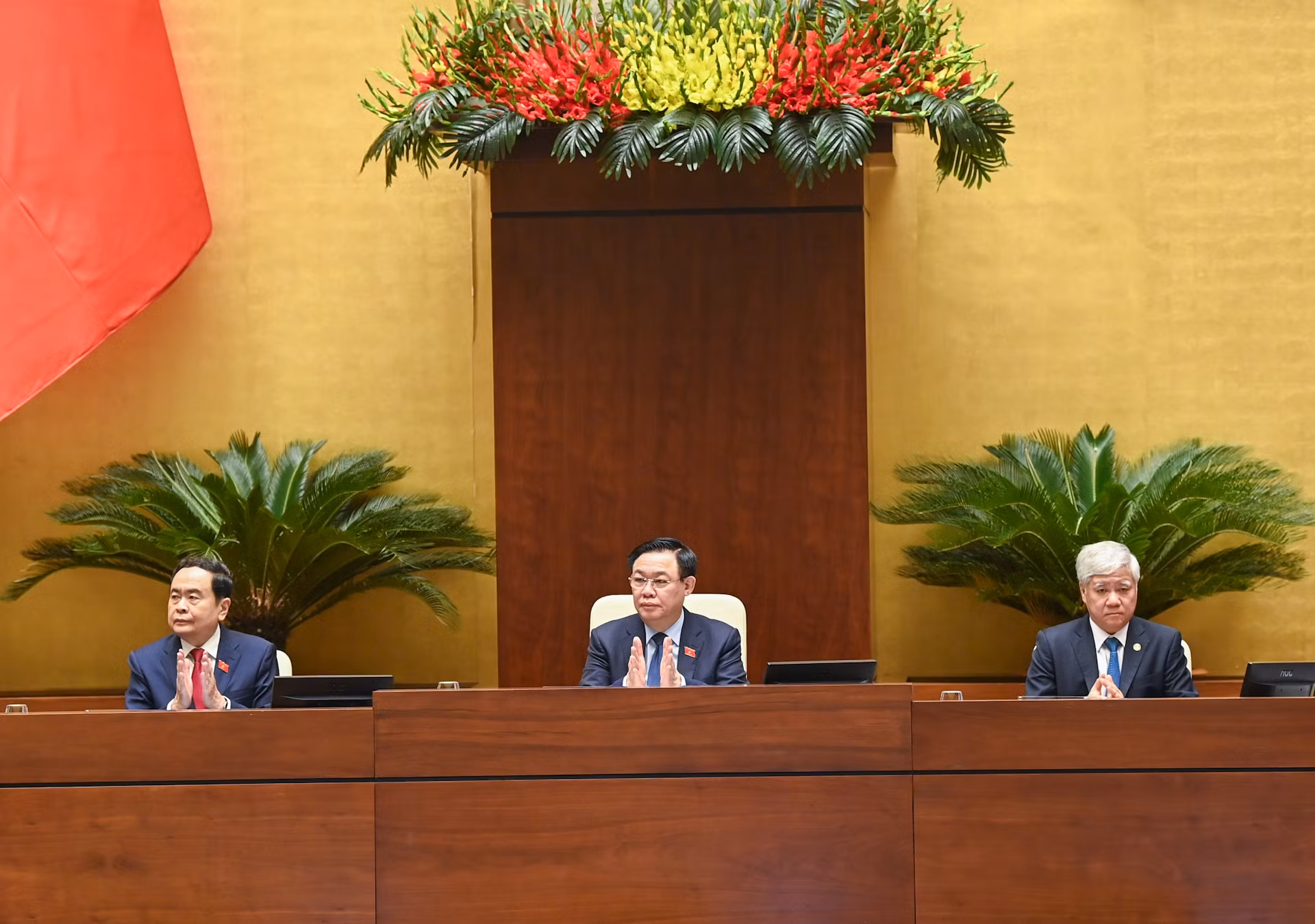 Chủ tịch Quốc hội Vương Đình Huệ và các đồng chí chủ trì hội nghị. Chủ tịch Quốc hội Vương Đình Huệ và các đồng chí chủ trì hội nghị.