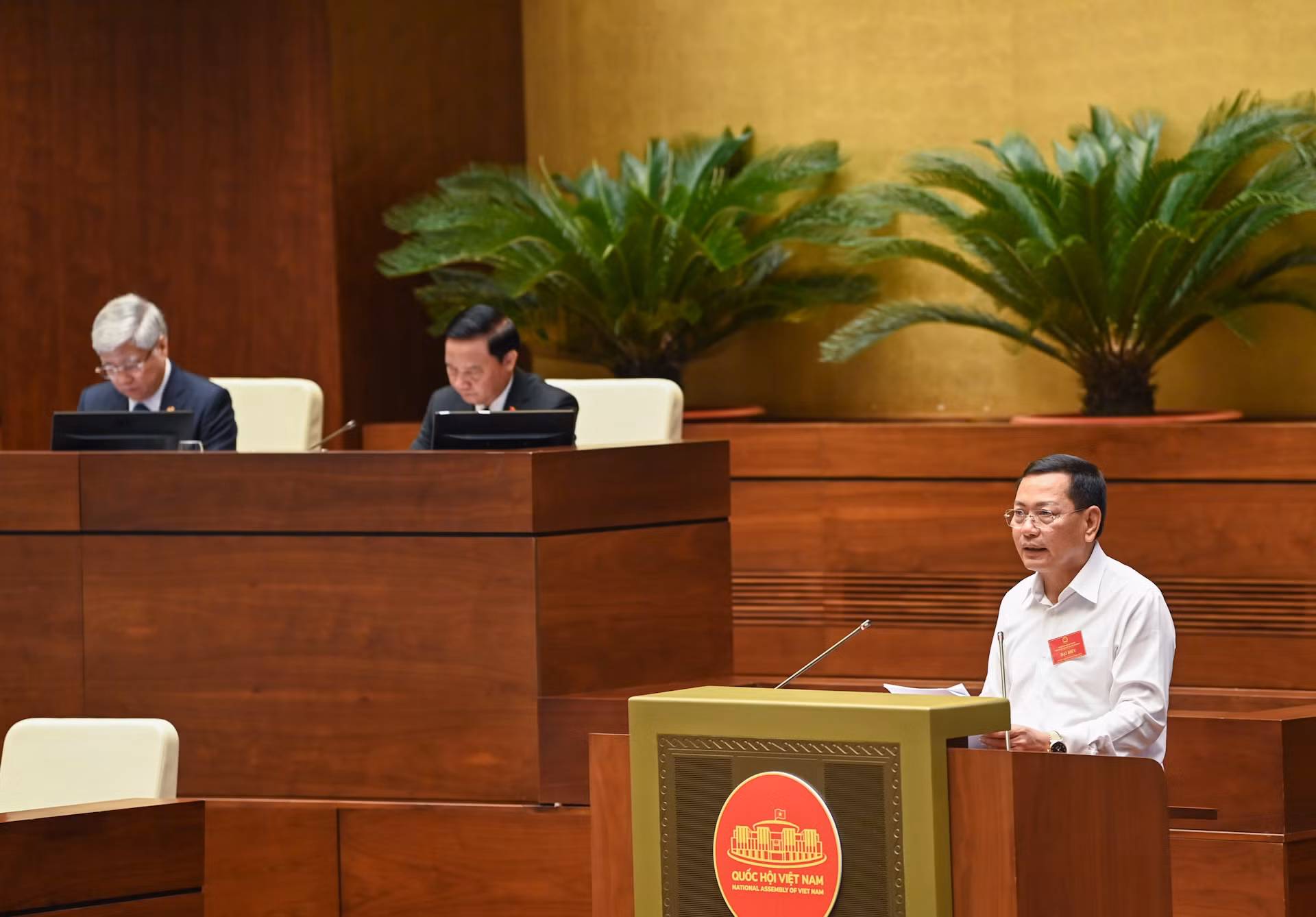 Phó Chánh án Tòa án nhân dân tối cao Nguyễn Văn Du trình bày Báo cáo tóm tắt tham luận về công tác triển khai thi hành Nghị quyết số 33/2021/QH15 của Quốc hội về tổ chức phiên tòa trực tuyến. Phó Chánh án Tòa án nhân dân tối cao Nguyễn Văn Du trình bày Báo cáo tóm tắt tham luận về công tác triển khai thi hành Nghị quyết số 33/2021/QH15 của Quốc hội về tổ chức phiên tòa trực tuyến.