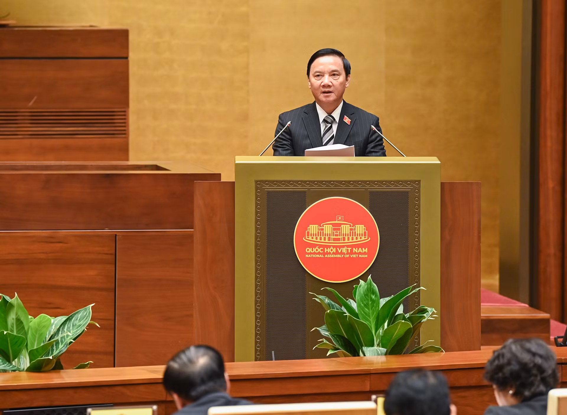 Phó Chủ tịch Quốc hội Nguyễn Khắc Định trình bày báo cáo tại hội nghị. Phó Chủ tịch Quốc hội Nguyễn Khắc Định trình bày báo cáo tại hội nghị.