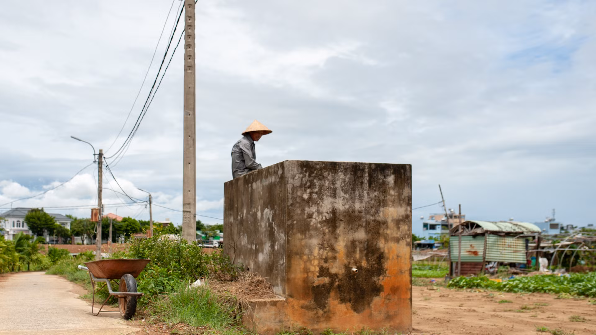 Người dân cất đồ đạc vào bể dùng chứa nước. Người dân cất đồ đạc vào bể dùng chứa nước.