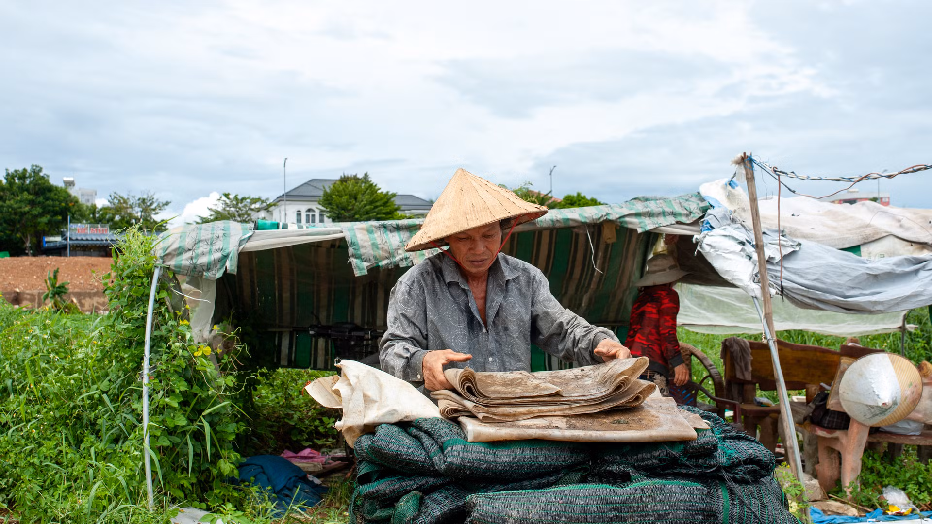 Ông Quân và vợ thu dọn, cất gác đồ đạc để tránh mưa bão. Ông Quân và vợ thu dọn, cất gác đồ đạc để tránh mưa bão.