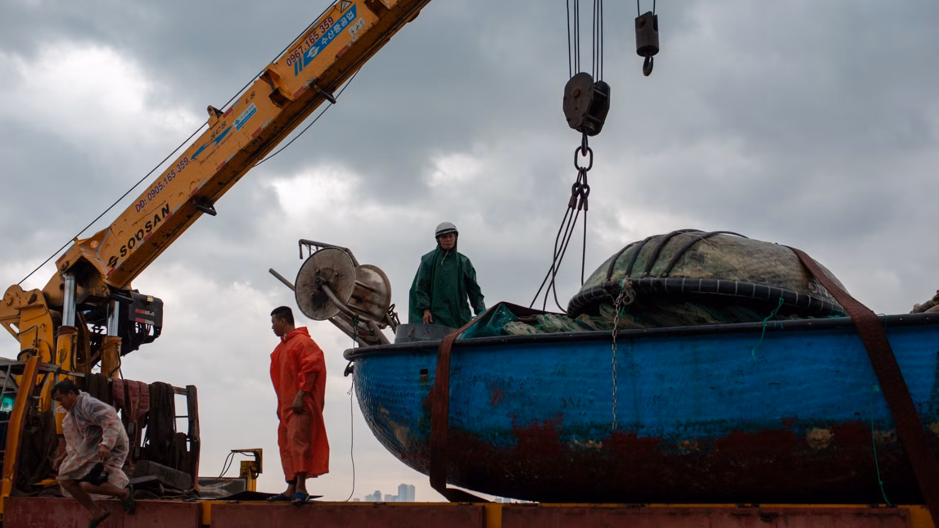 Công tác ứng phó bão số 6 diễn ra khẩn trương với sự hiệp đồng của người dân và các cơ quan chức năng.