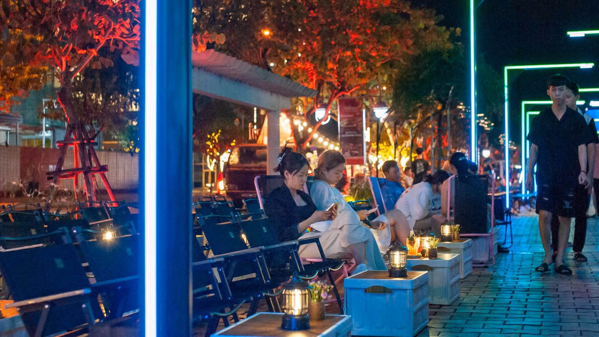 Nhiều bạn trẻ thích thú tìm đến với không gian phố đi bộ Bạch Đằng.