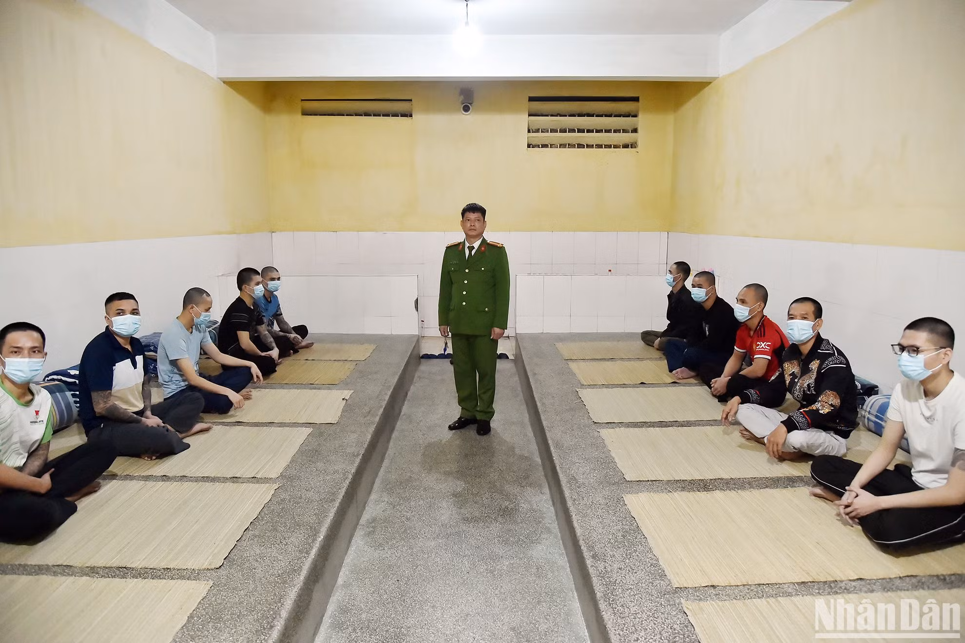 Cán bộ quản giáo Trại tạm giam số 1 tiến hành kiểm tra buồng giam, giữ thường xuyên để ngăn ngừa người bị tạm giữ, tạm giam vi phạm các nội quy giam giữ. (Ảnh: Thủy Nguyên)