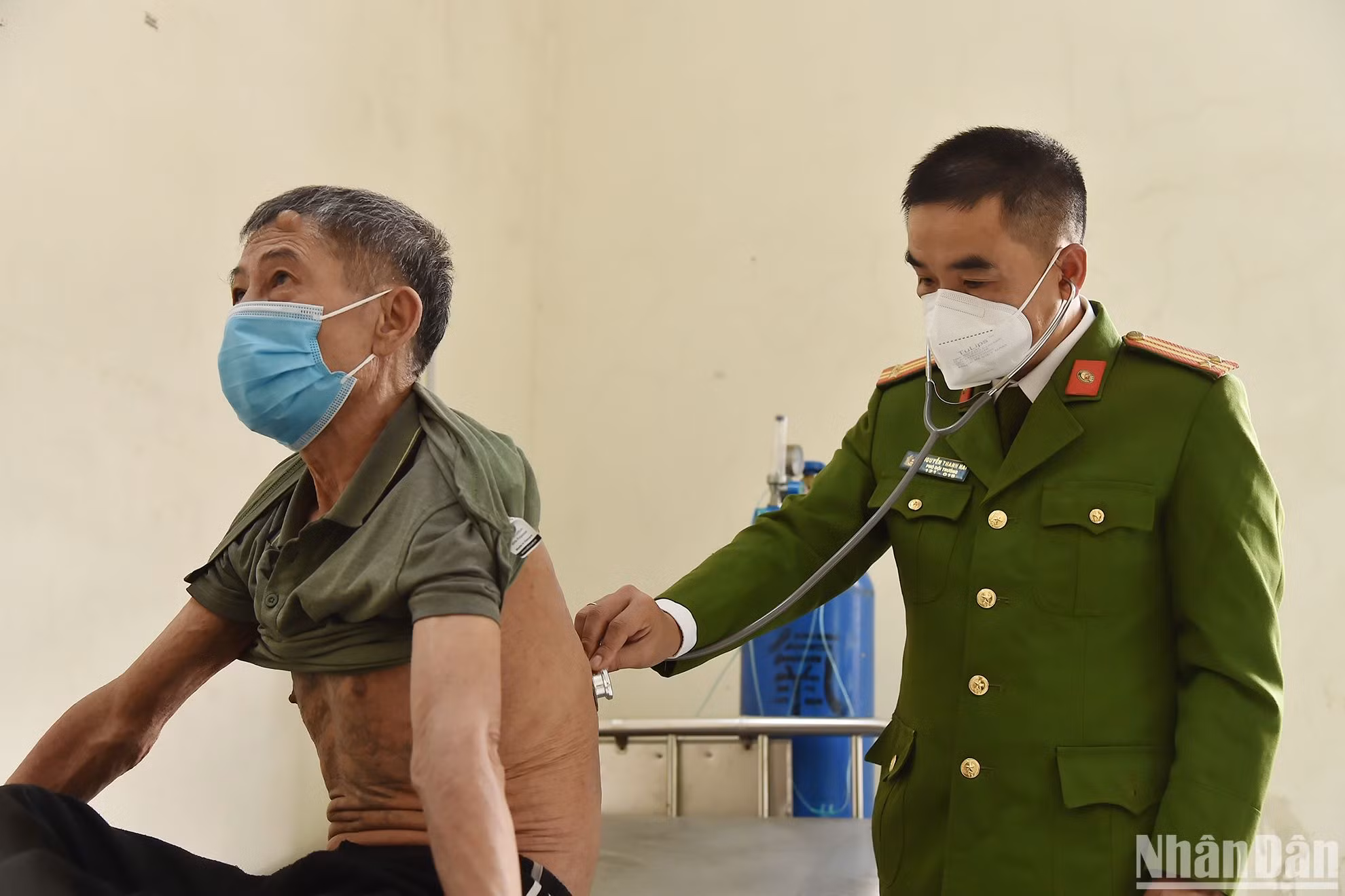 Trung tá Nguyễn Thanh Hải, Bệnh xá trưởng Trại tạm giam số 2 Công an thành phố Hà Nội khám bệnh cho bệnh nhân. (Ảnh: Thủy Nguyên)