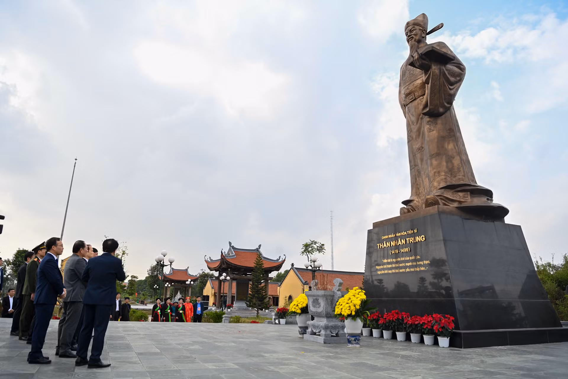 Chiều cùng ngày, Chủ tịch Quốc hội Vương Đình Huệ và đoàn công tác đến dâng hương tại Đền thờ Tiến sĩ Thân Nhân Trung. Chiều cùng ngày, Chủ tịch Quốc hội Vương Đình Huệ và đoàn công tác đến dâng hương tại Đền thờ Tiến sĩ Thân Nhân Trung.