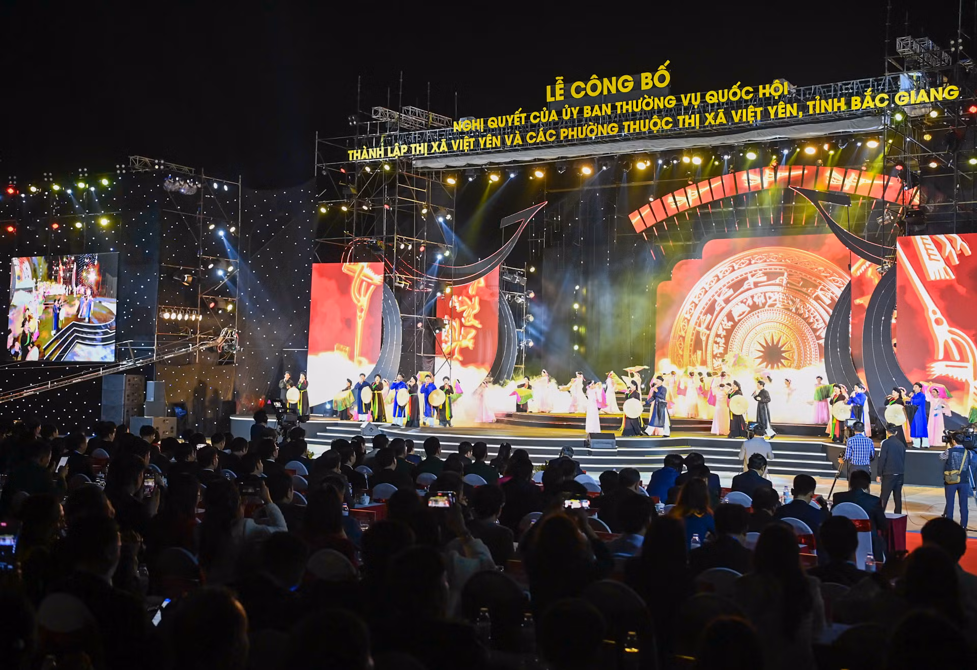 Quang cảnh lễ công bố thành lập thị xã Việt Yên. Quang cảnh lễ công bố thành lập thị xã Việt Yên.