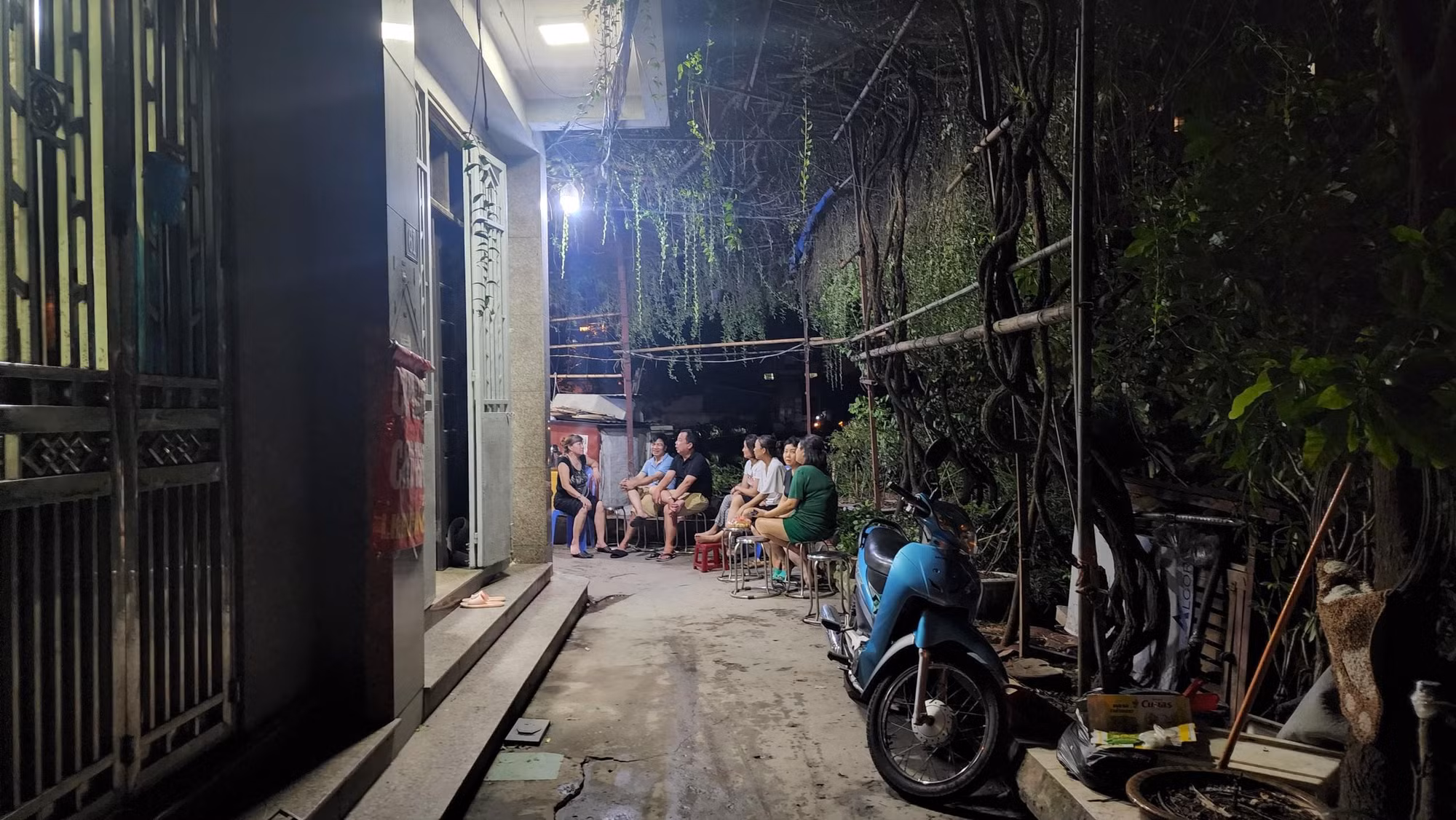 Mặc dù đã gần 12 giờ đêm nhưng nhiều hàng xóm, họ hàng vẫn túc trực trước căn nhà nhỏ của Trung tá Quân.
