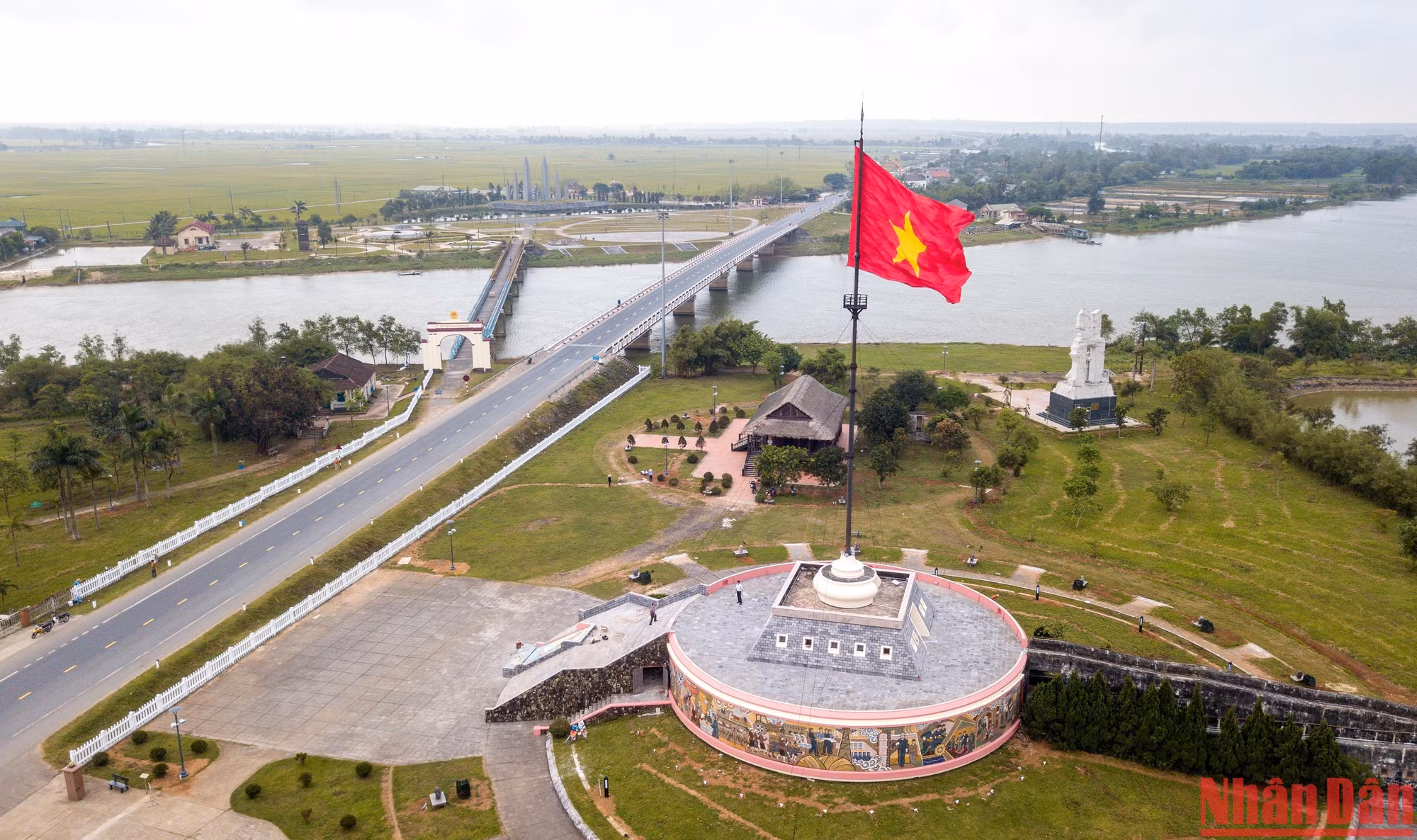Cầu Hiền Lương hôm nay... (Ảnh: Thành Đạt)