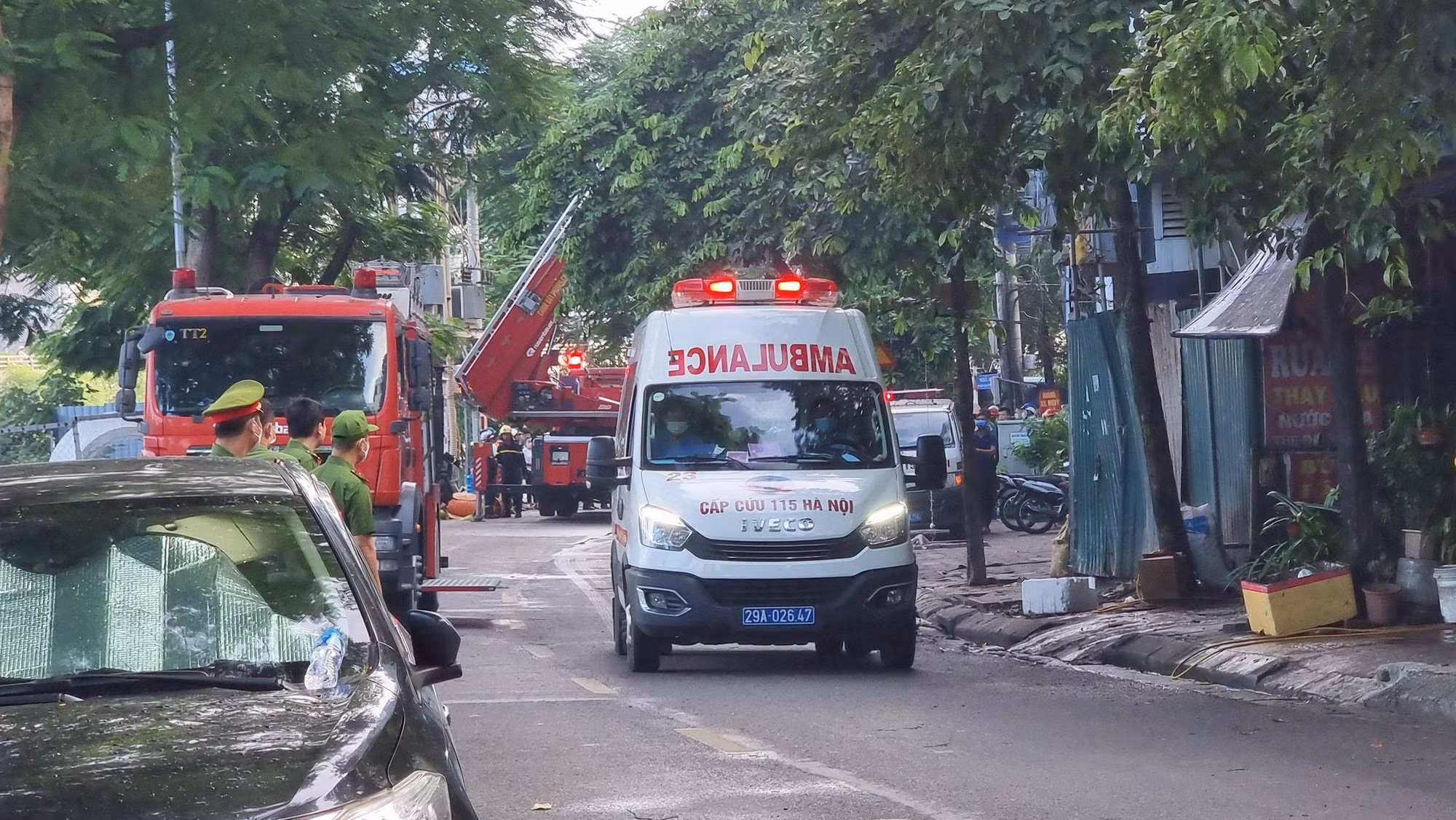 Khi xe cấp cứu rời khỏi hiện trường, rất nhiều đồng đội, đồng chí và cả người dân đã bật khóc...