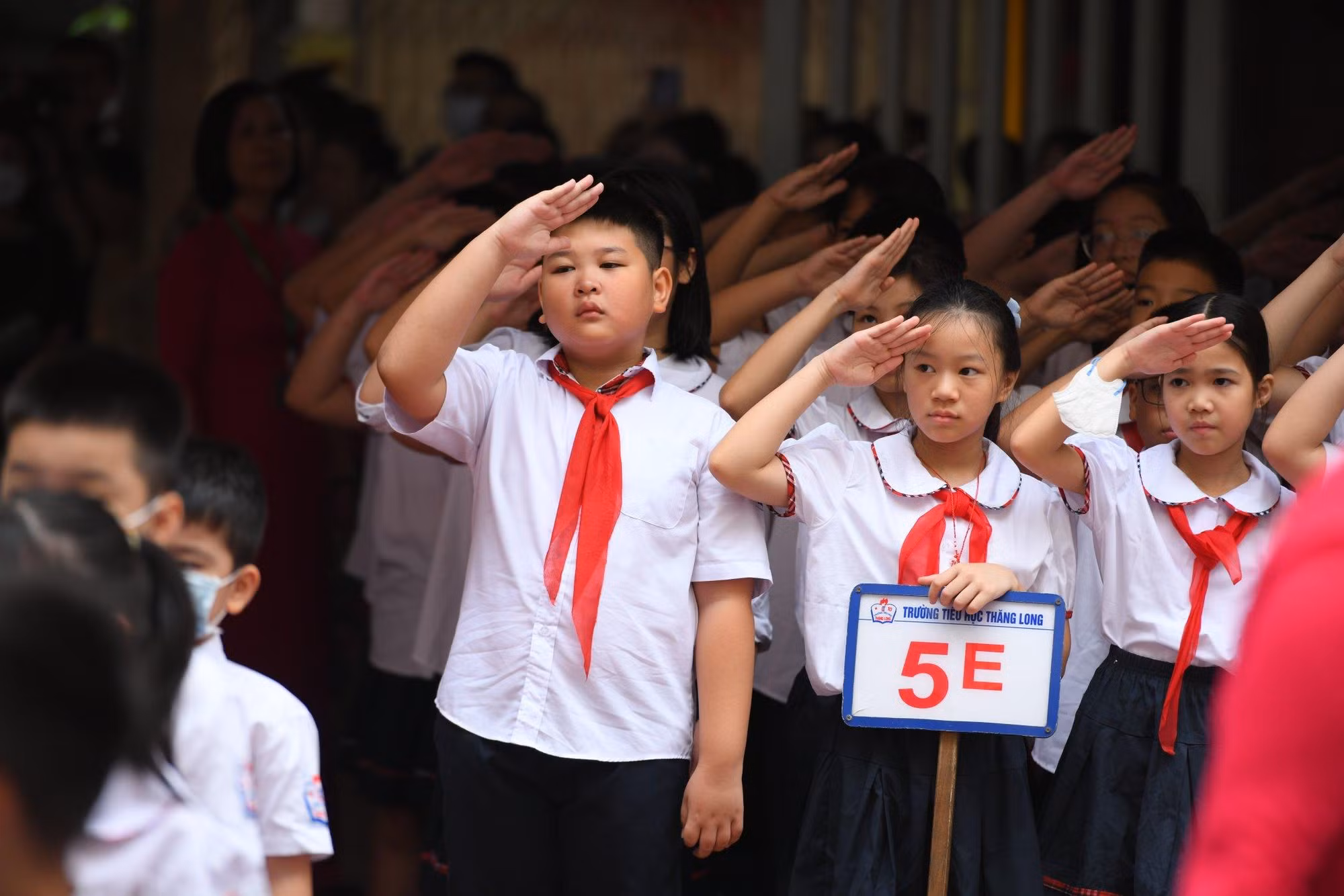 Lễ chào cờ đầu tiên bắt đầu cho năm học mới tại trường tiểu học Thăng Long. (Ảnh: Thành Đạt)