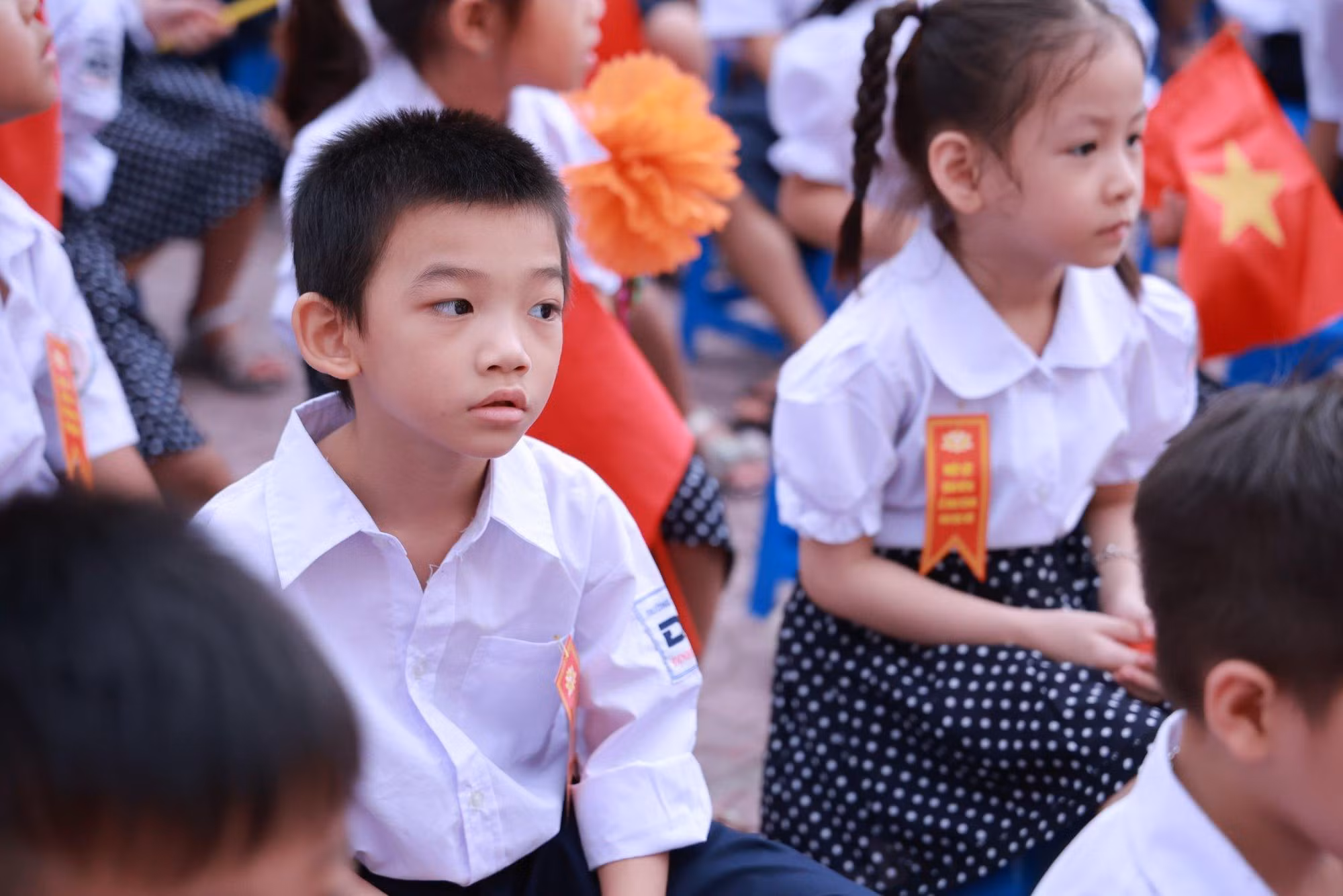 Háo hức, hồi hộp là tâm lý chung của các bé khi được bước chân tới trường. (Ảnh: Sơn Bách)