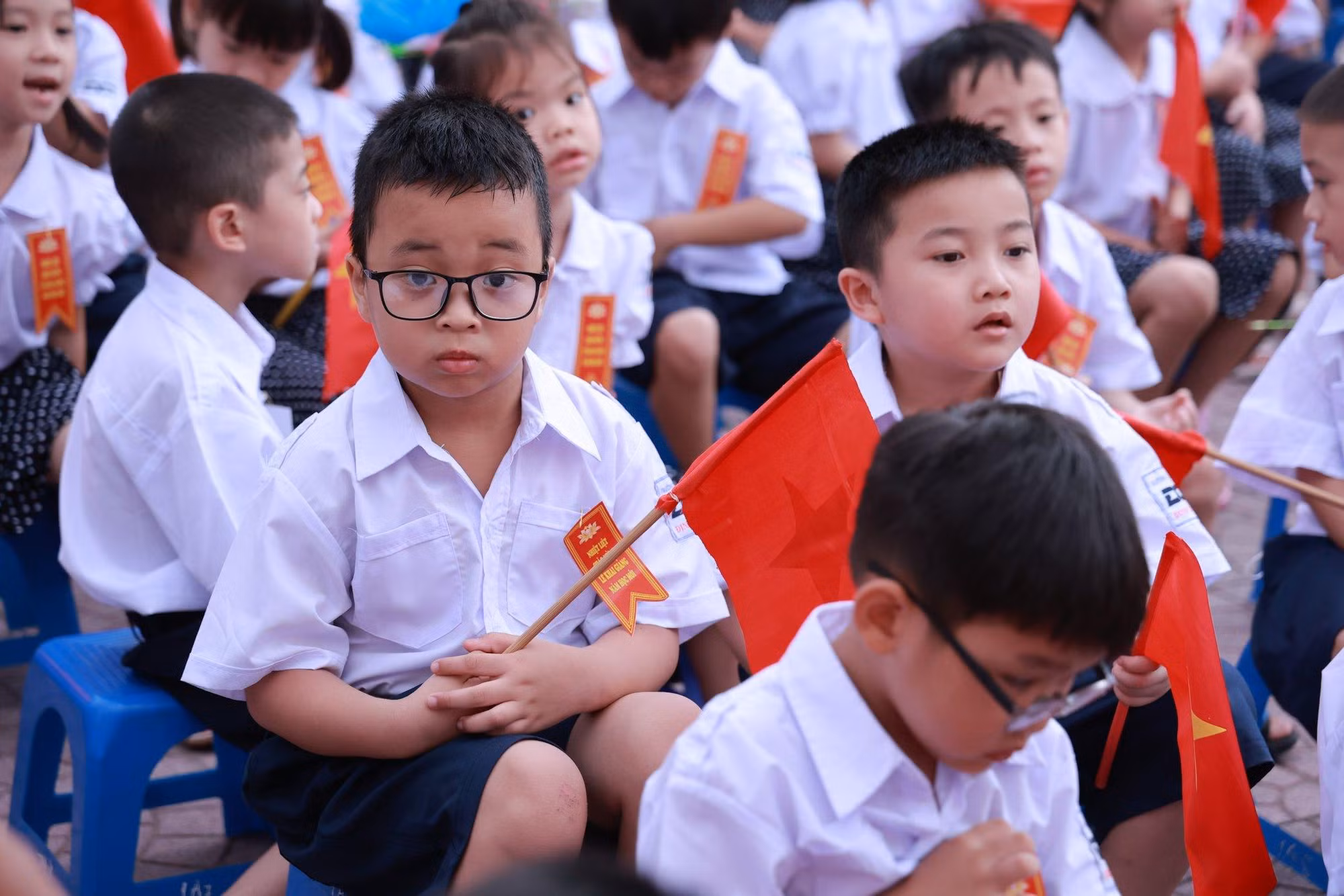 Nhiều bạn nhỏ lạ trường, lạ lớp nên đầy lo âu trước không khí nhộn nhịp của buổi khai giảng đầu đời. (Ảnh: Sơn Bách)
