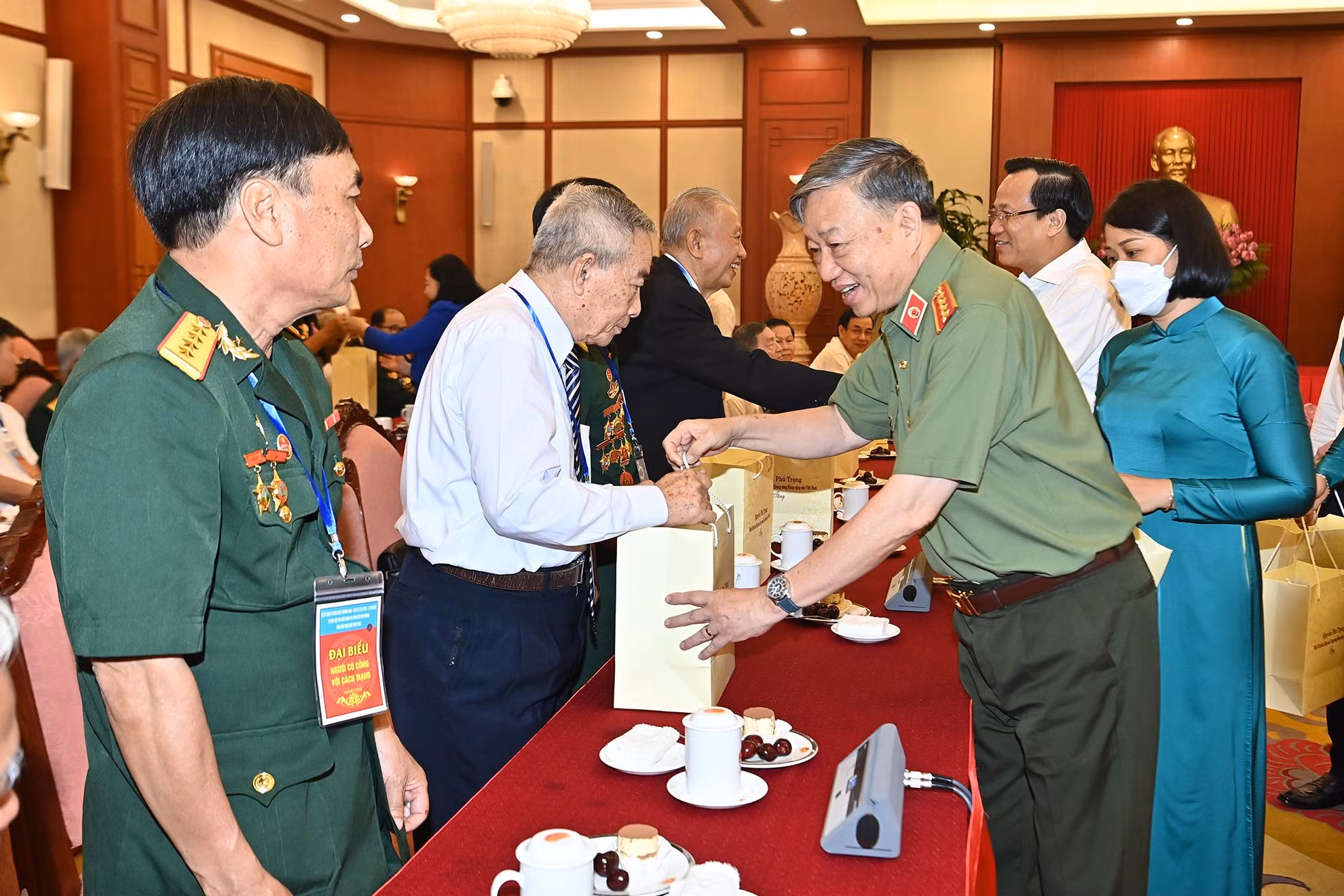 Đồng chí Đại tướng Tô Lâm, Ủy viên Bộ Chính trị, Bộ trưởng Công an trao quà của Tổng Bí thư tặng các đại biểu.