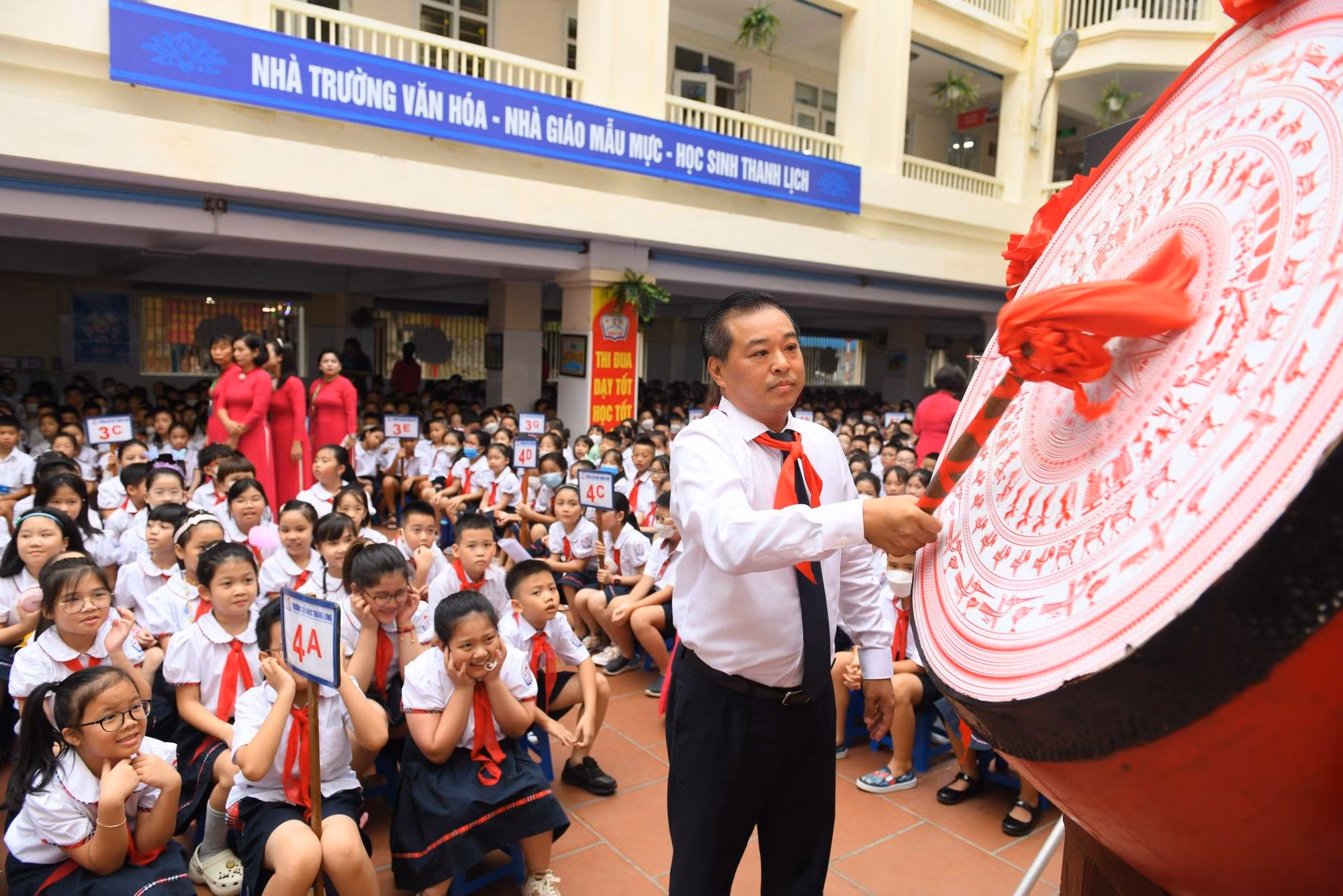 Tiếng trống tựu trường hôm nay bắt đầu cho một năm học mới với đầy niềm vui của các em học sinh. (Ảnh: Thành Đạt)