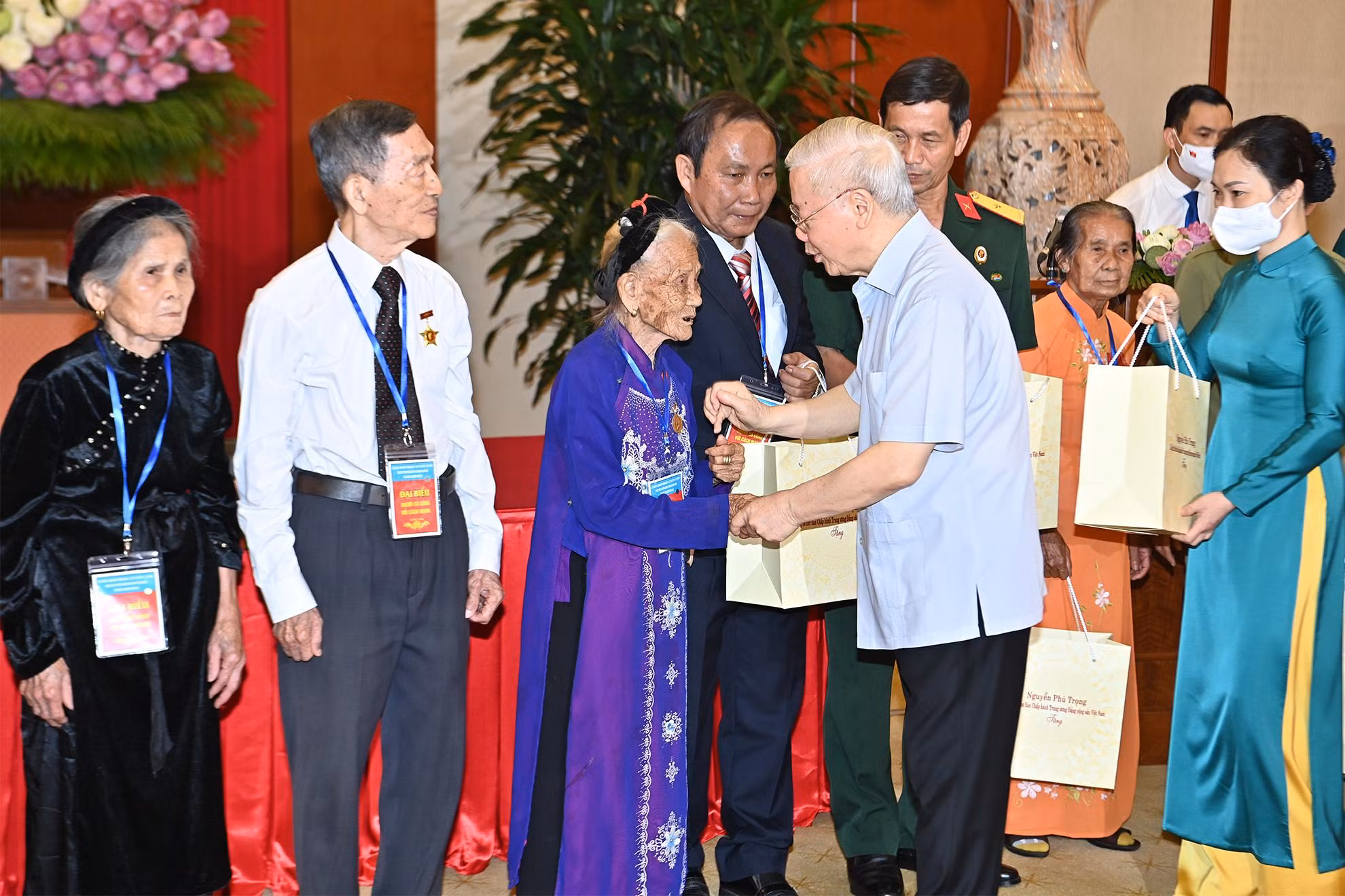 Tổng Bí thư Nguyễn Phú Trọng trao quà tặng các Bà mẹ Việt Nam Anh hùng và các đại biểu tại buổi gặp mặt.