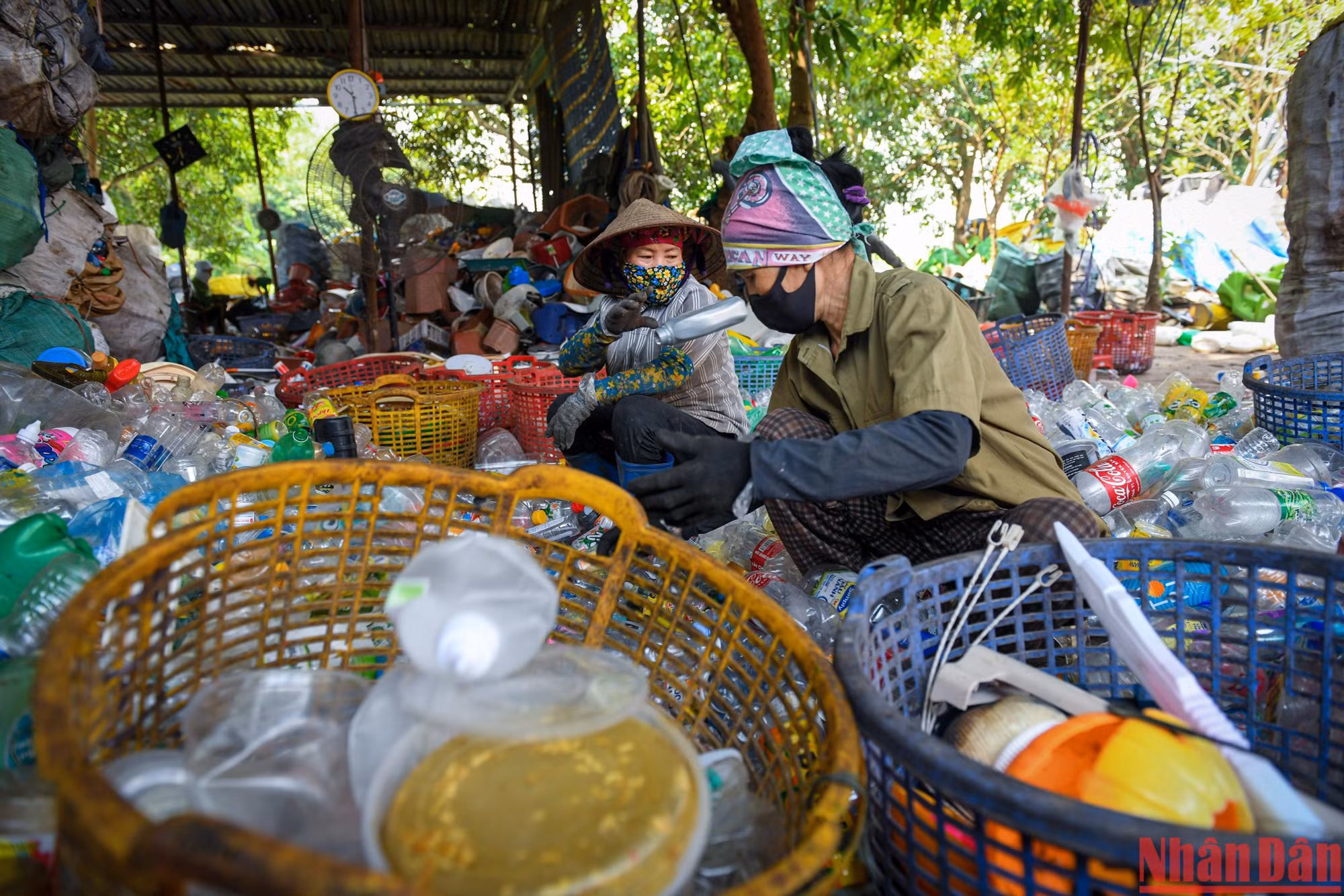 Phế thải nhựa được phân loại theo chủng loại, màu sắc, chất liệu... Công cho 1 ngày làm việc 2 ca của các công nhân này dao động từ 200.000-400.000 đồng. (Ảnh: Thành Đạt) Phế thải nhựa được phân loại theo chủng loại, màu sắc, chất liệu... Công cho 1 ngày làm việc 2 ca của các công nhân này dao động từ 200.000-400.000 đồng. (Ảnh: Thành Đạt)