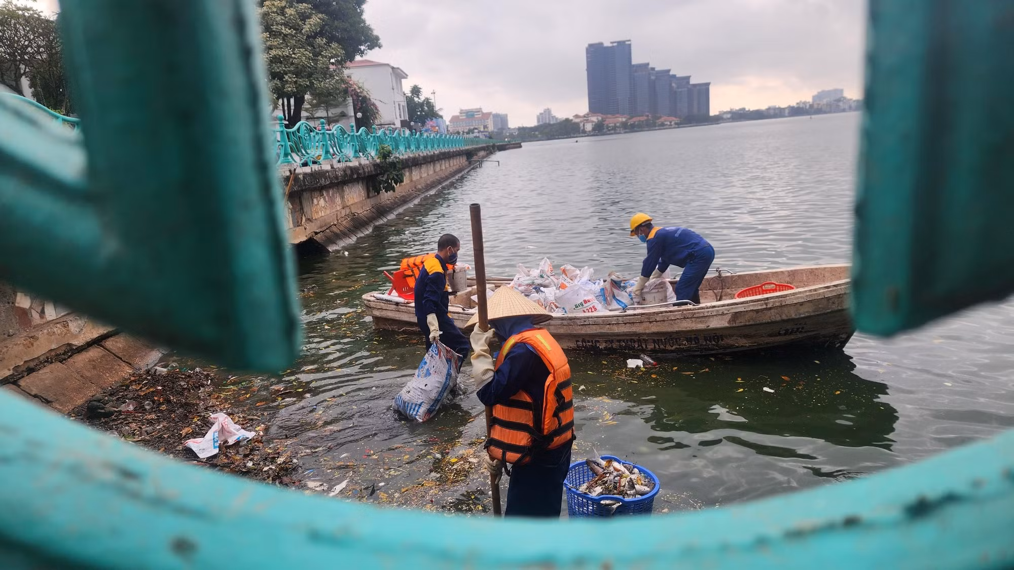 Chỉ sau chừng 30 phút làm việc, chiếc thuyền đã chất đầy các bao tải cá chết. Chỉ sau chừng 30 phút làm việc, chiếc thuyền đã chất đầy các bao tải cá chết.