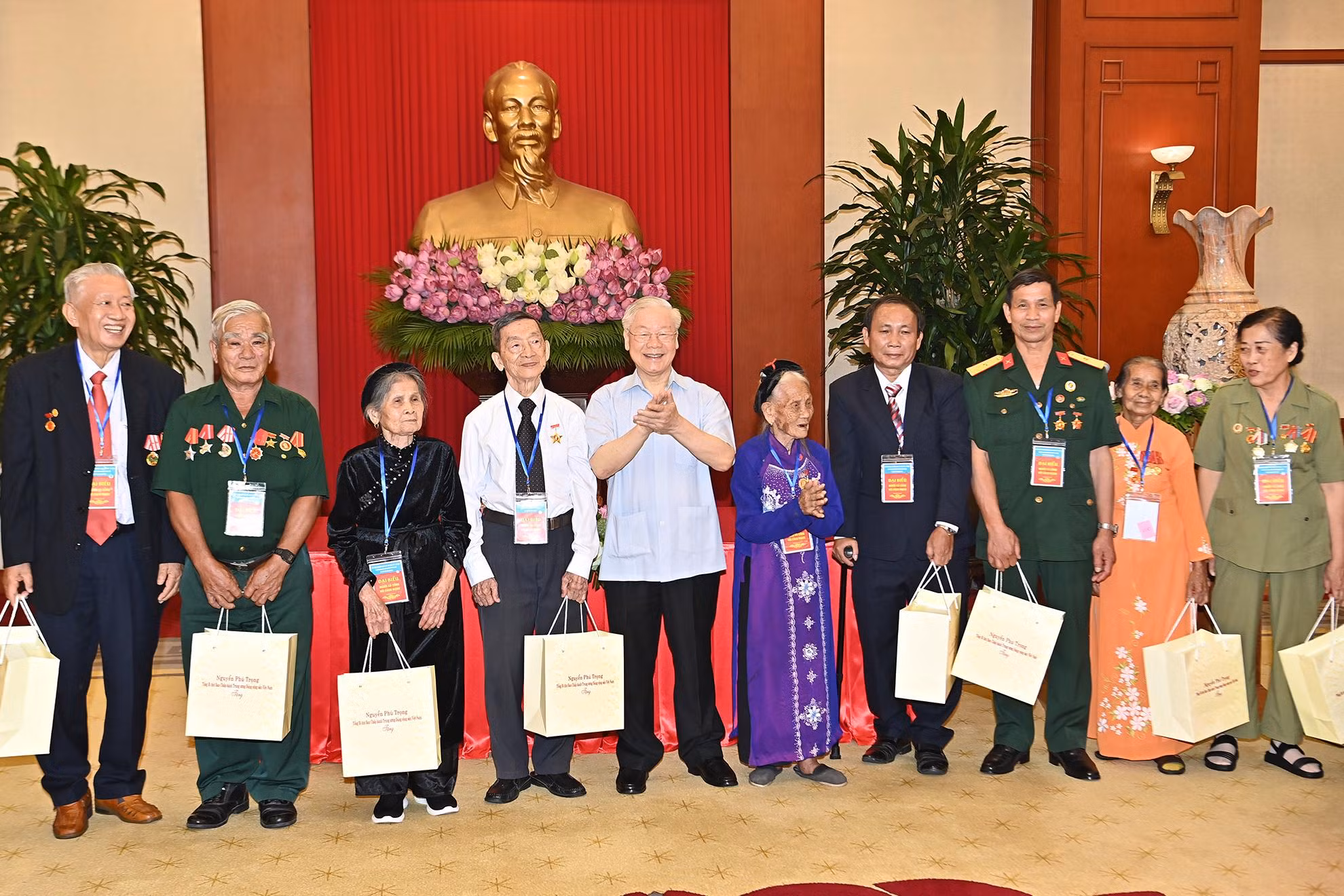 Tổng Bí thư Nguyễn Phú Trọng trao quà tặng các Bà mẹ Việt Nam Anh hùng và các đại biểu tại buổi gặp mặt.