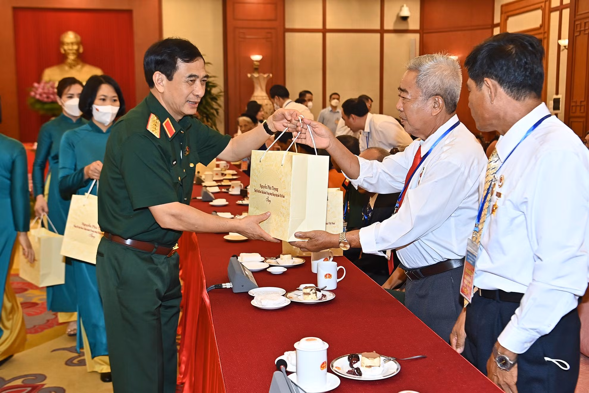 Đồng chí Đại tướng Phan Văn Giang, Ủy viên Bộ Chính trị, Bộ trưởng Quốc phòng trao quà của Tổng Bí thư tặng các đại biểu.