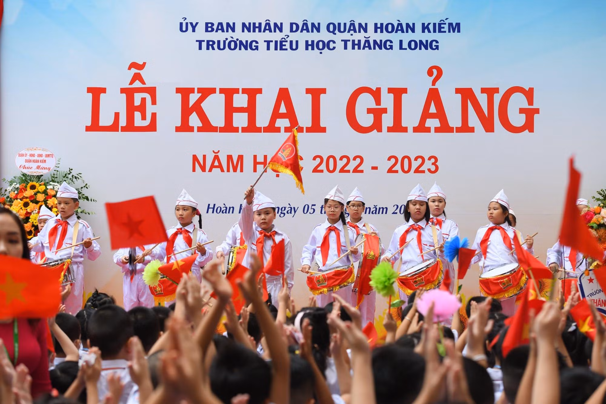 Sáng 5/9, hòa chung không khí khai giảng trên cả nước, học sinh Thủ đô hào hứng tới lễ khai giảng bắt đầu năm học mới 2022-2023. (Ảnh: Thành Đạt)