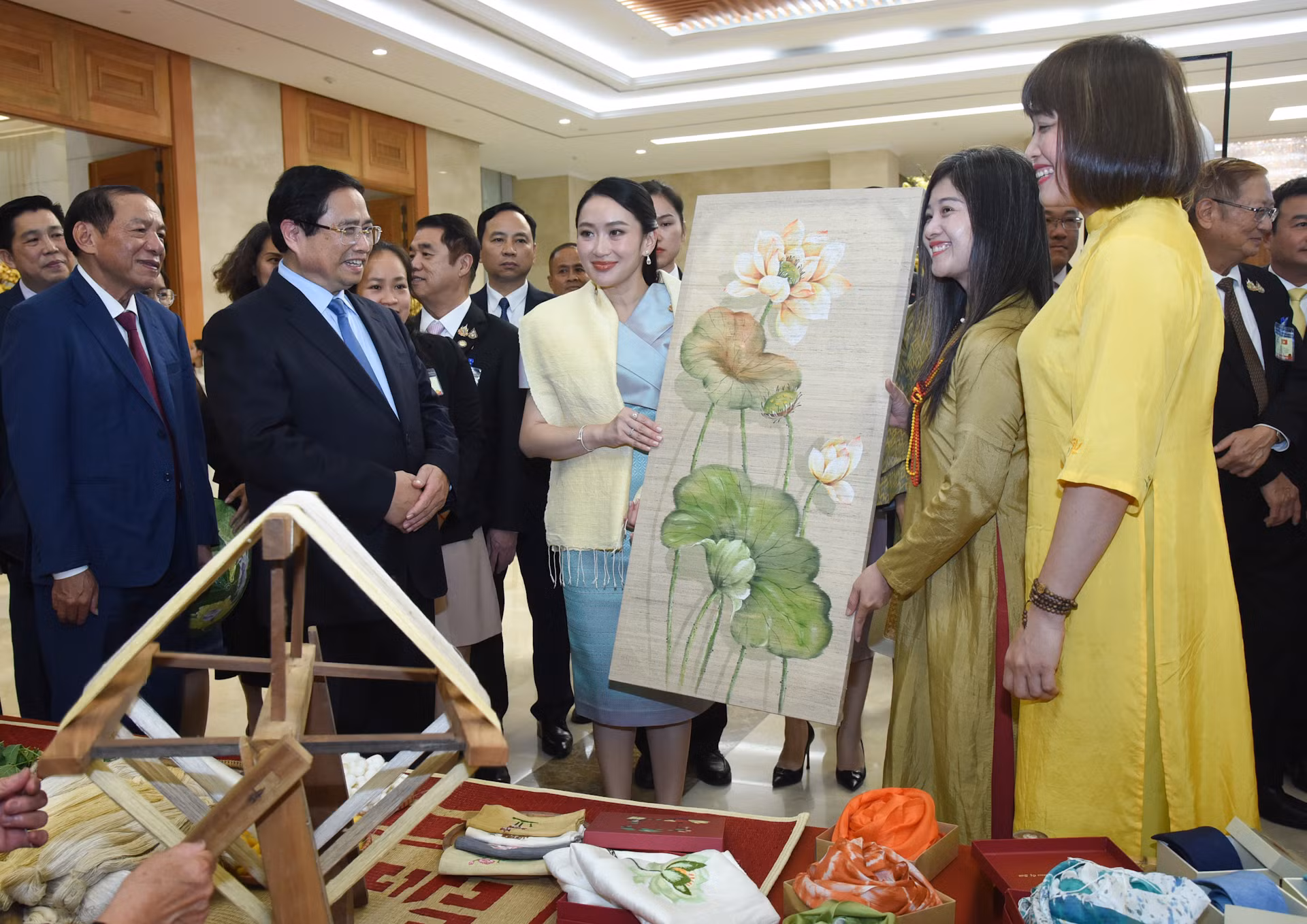 Thủ tướng Vương quốc Thái Lan Paetongtarn Shinawatra với tranh hoa làm bằng lụa tơ tằm. Thủ tướng Vương quốc Thái Lan Paetongtarn Shinawatra với tranh hoa làm bằng lụa tơ tằm.