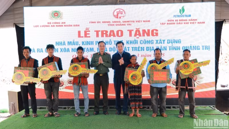 Lãnh đạo Bộ Công an và tỉnh Quảng Trị tặng quà, trao chìa khóa nhà tượng trưng cho các hộ nghèo tại Quảng Trị.