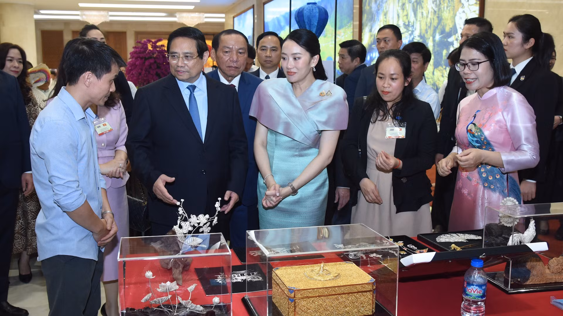 Thủ tướng Phạm Minh Chính và Thủ tướng Vương quốc Thái Lan Paetongtarn Shinawatra chiêm ngưỡng các đồ thủ công mỹ nghệ mang đậm bản sắc văn hóa truyền thống Việt Nam. Thủ tướng Phạm Minh Chính và Thủ tướng Vương quốc Thái Lan Paetongtarn Shinawatra chiêm ngưỡng các đồ thủ công mỹ nghệ mang đậm bản sắc văn hóa truyền thống Việt Nam.