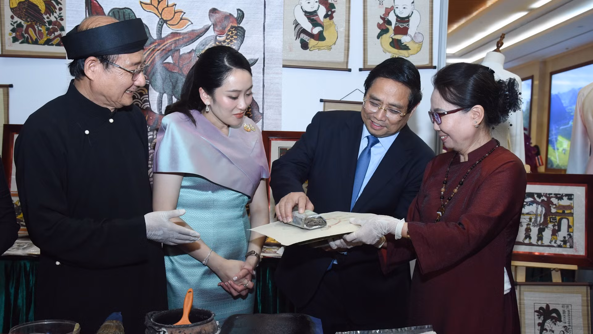 Thủ tướng Phạm Minh Chính và Thủ tướng Vương quốc Thái Lan Paetongtarn Shinawatra cùng trải nghiệm làm tranh Đông Hồ. Thủ tướng Phạm Minh Chính và Thủ tướng Vương quốc Thái Lan Paetongtarn Shinawatra cùng trải nghiệm làm tranh Đông Hồ.