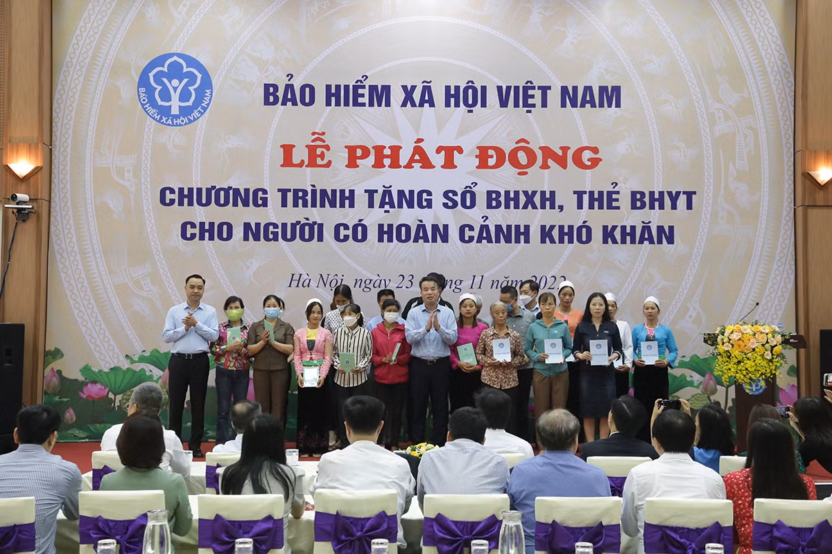 Bảo hiểm xã hội Việt Nam phát động “Chương trình tặng sổ bảo hiểm xã hội, thẻ bảo hiểm y tế cho người có hoàn cảnh khó khăn”. (Ảnh: Tâm Trung). Bảo hiểm xã hội Việt Nam phát động “Chương trình tặng sổ bảo hiểm xã hội, thẻ bảo hiểm y tế cho người có hoàn cảnh khó khăn”. (Ảnh: Tâm Trung).