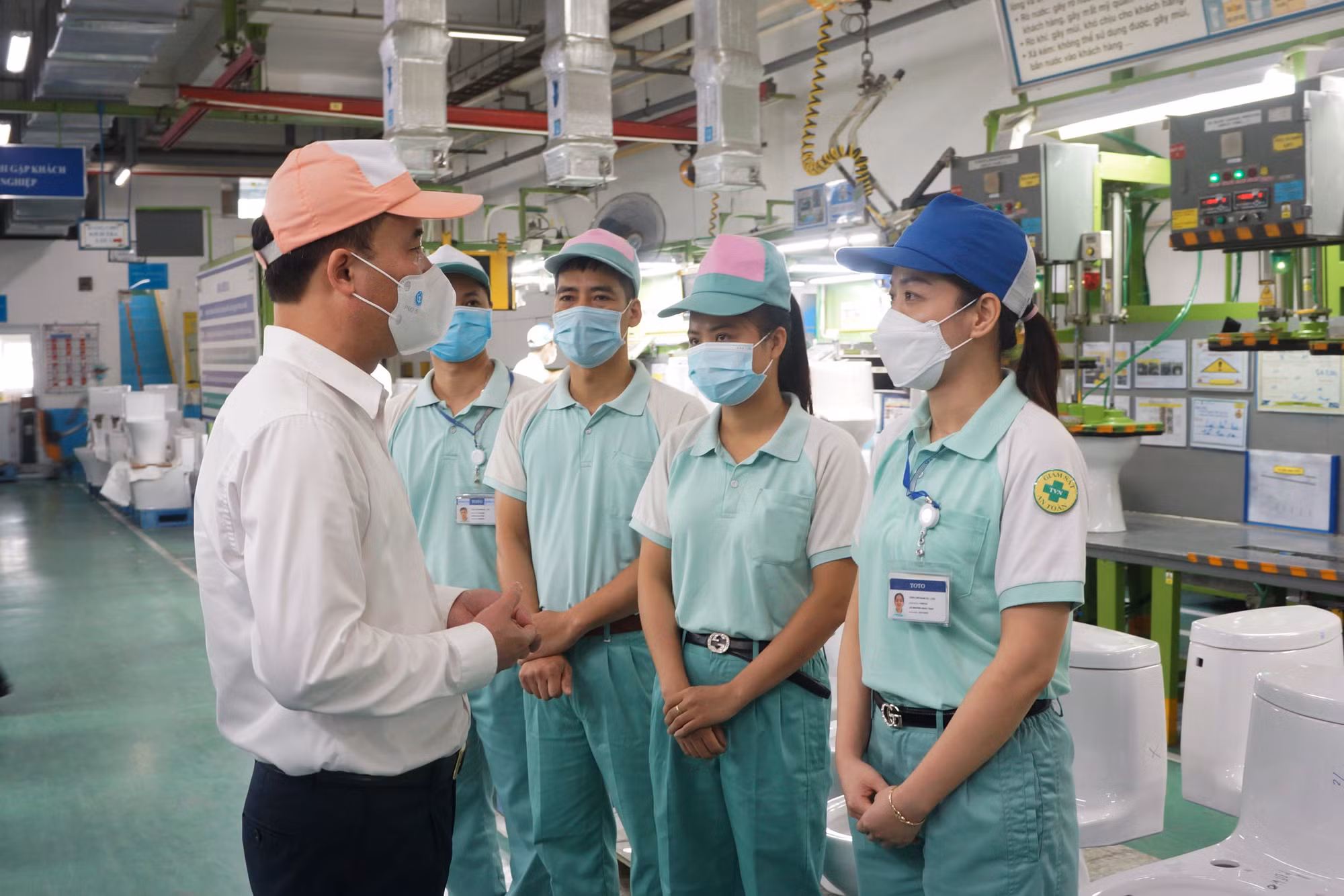 Tổng Giám đốc Bảo hiểm xã hội Việt Nam Nguyễn Thế Mạnh kiểm tra việc hỗ trợ người lao động tại Công ty TNHH Toto Việt Nam. (Ảnh: Tâm Trung)