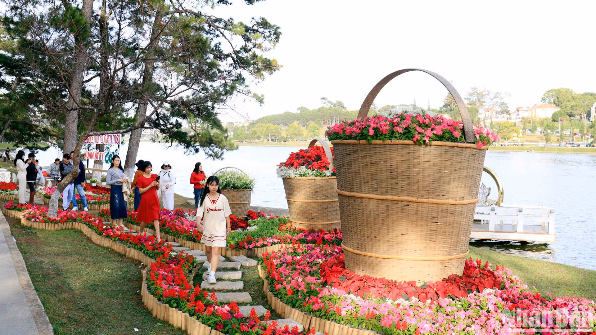 Du khách du xuân trên thành phố ngàn hoa Đà Lạt.